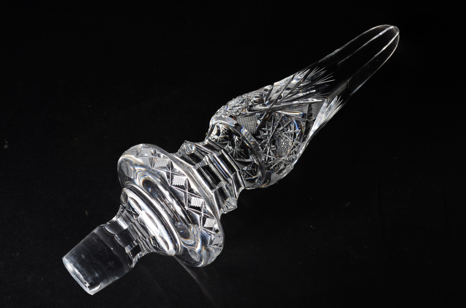 Grande garrafa de cristal tcheco lapidado. Lascado na borda e na... - foto 7 de 9