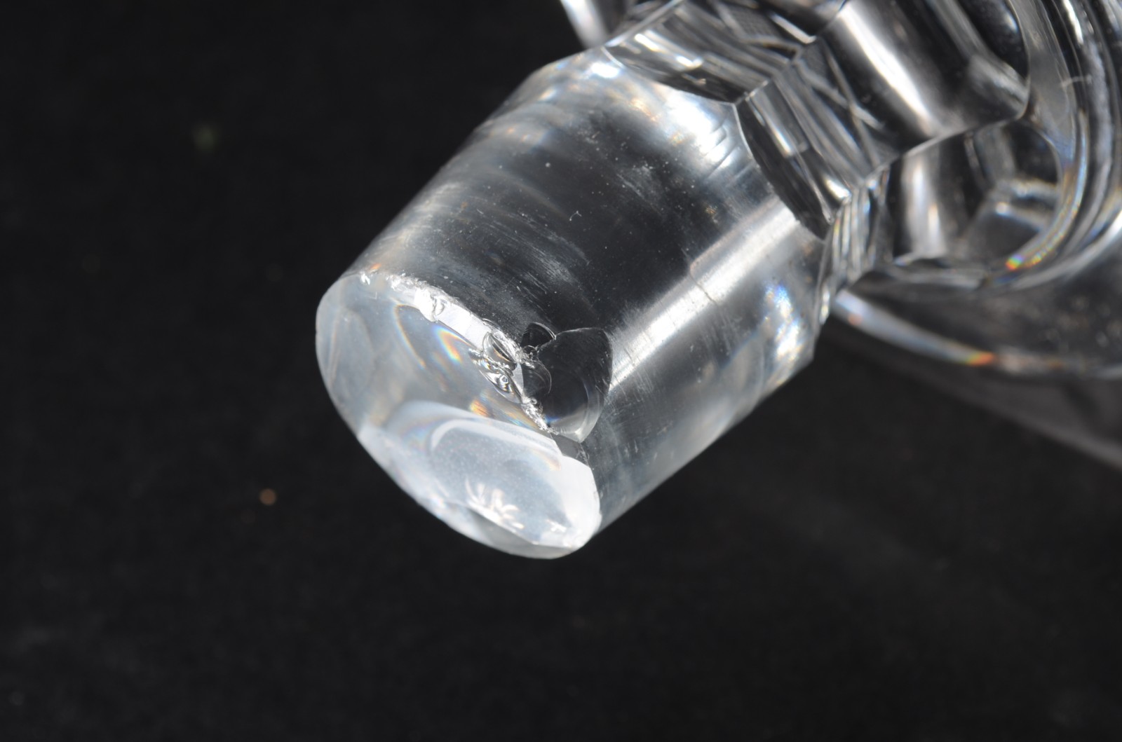 Grande garrafa de cristal tcheco lapidado. Lascado na borda e na... - foto 8 de 9