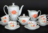 Serviço de café de porcelana alemã decorada com... - Serviço de café de porcelana alemã decorada com flores na cor laranja  , sendo, 6 xícaras com pires, bule , açucareiro e leiteira, total 9 peças