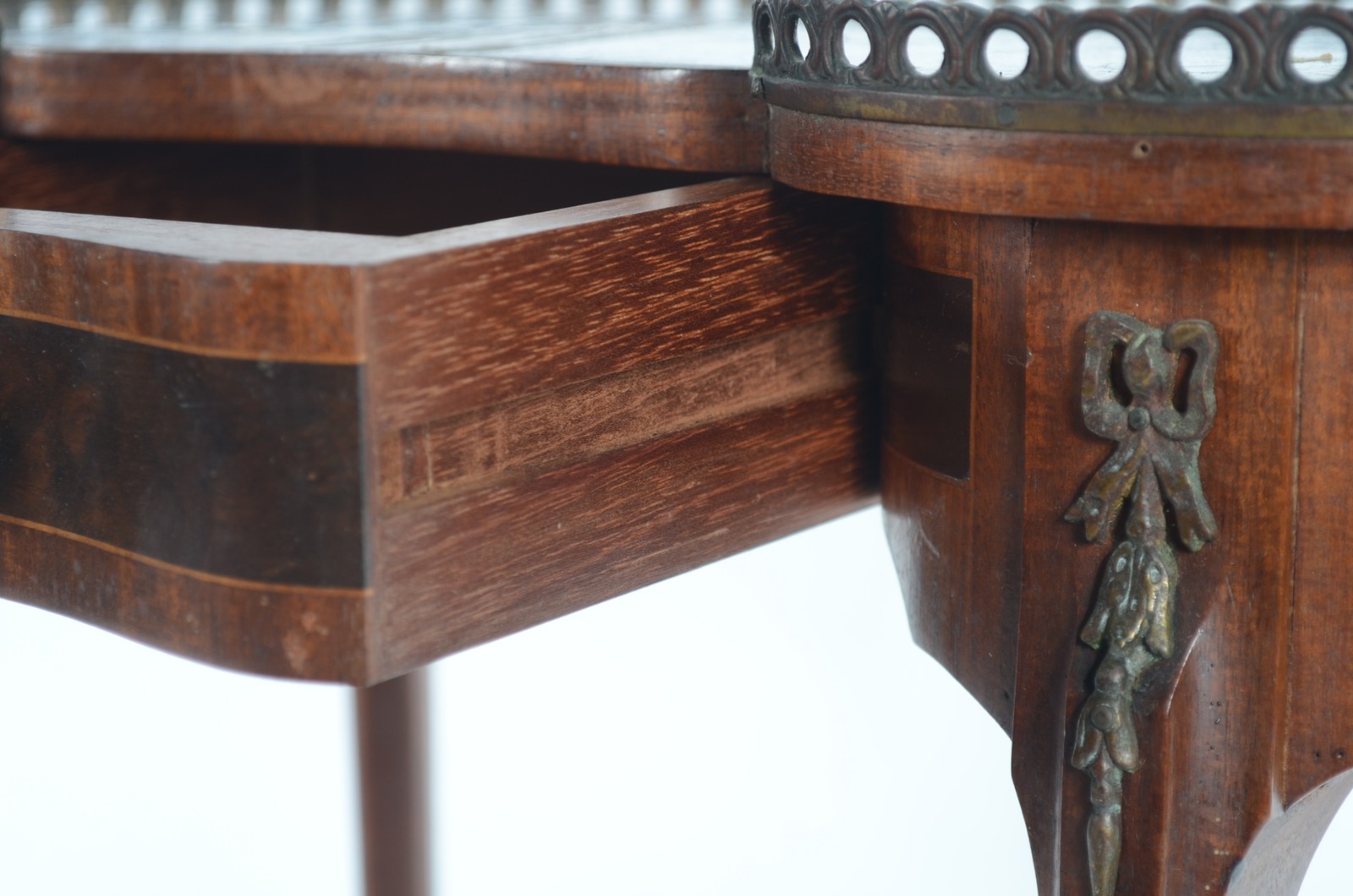 Mesa auxiliar de madeira nobre feitio rim, trabalhada em marqueterie... - foto 3 de 6