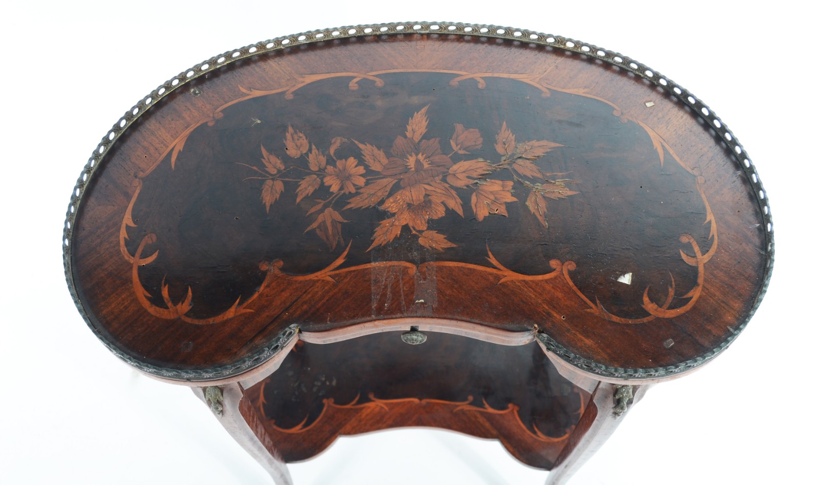 Mesa auxiliar de madeira nobre feitio rim, trabalhada em marqueterie... - foto 5 de 6