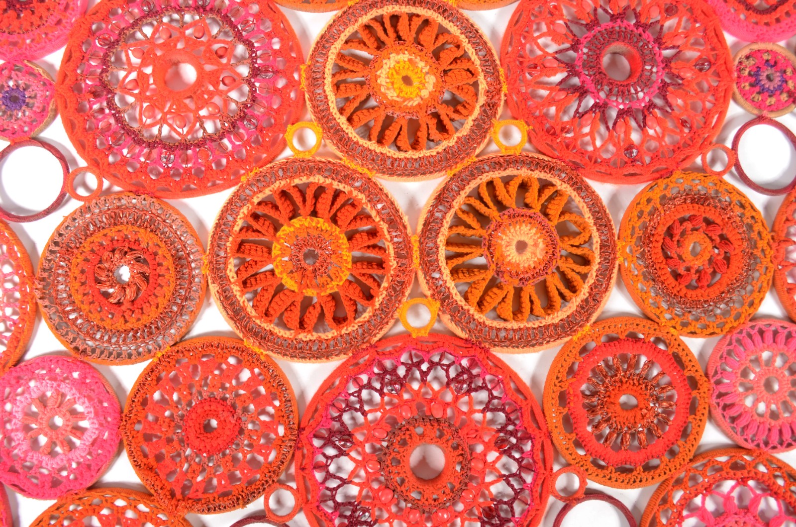 Enfeite de parede de madeira e linha colorida, anos 70. - foto 3 de 11