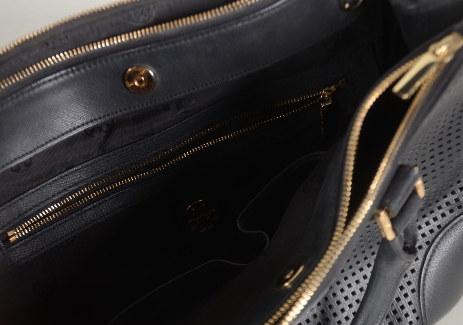 Bolsa Robinson Tote Double Zip Tote em preto. Alça de ombro ajustável. - foto 2 de 5