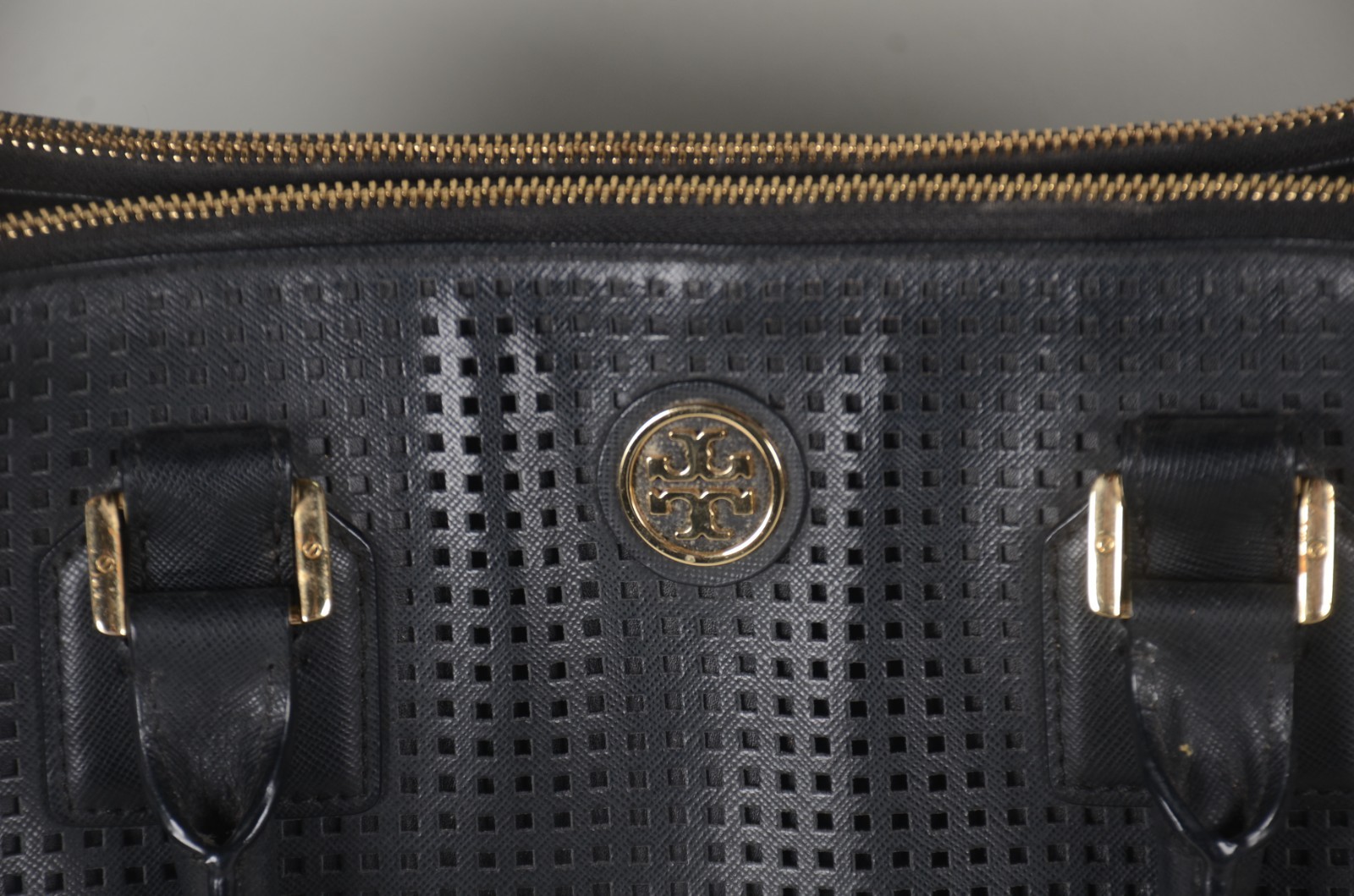 Bolsa Robinson Tote Double Zip Tote em preto. Alça de ombro ajustável. - foto 4 de 5