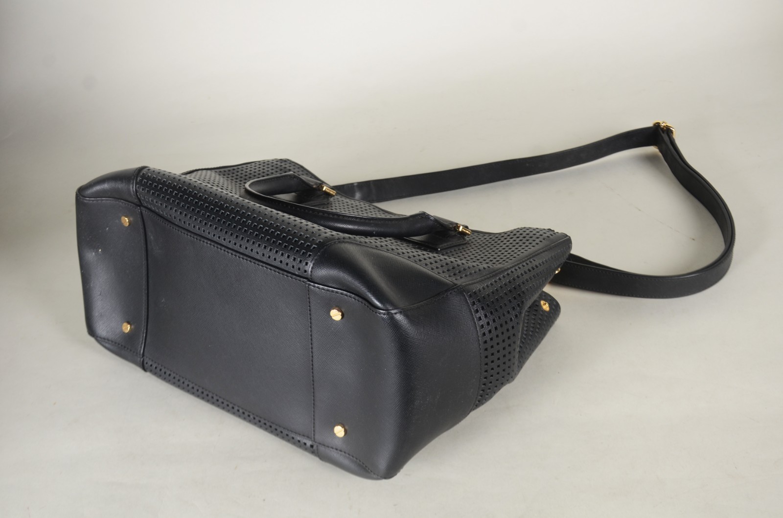 Bolsa Robinson Tote Double Zip Tote em preto. Alça de ombro ajustável. - foto 5 de 5