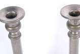 Três peças diversas de metal, sendo: par de cas... - Três peças diversas de metal, sendo: par de castiçais tocheiros e wine cooler (desgastes).