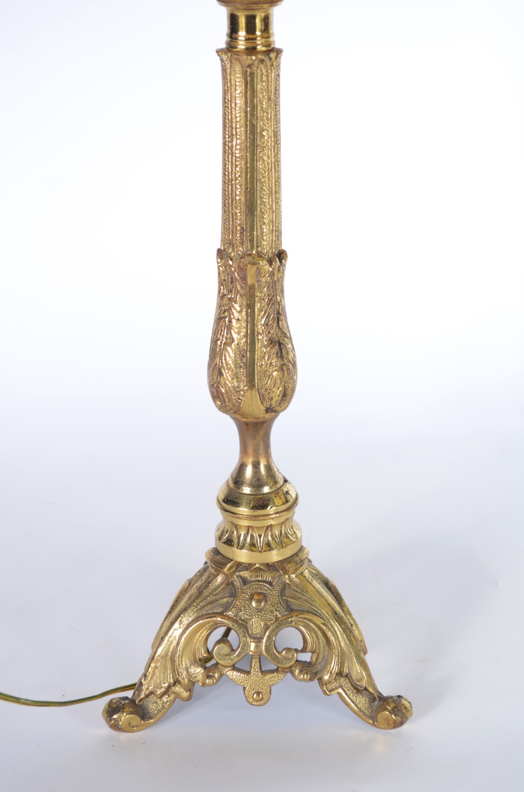 Par de abatjoures de metal dourado, bases trabalhadas com concheados... - foto 2 de 4
