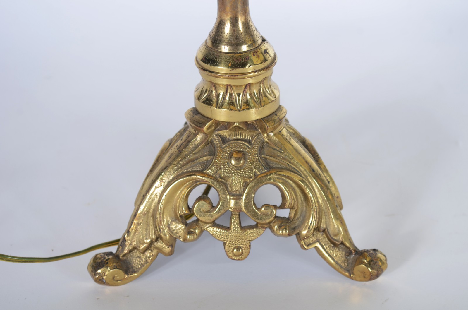 Par de abatjoures de metal dourado, bases trabalhadas com concheados... - foto 3 de 4