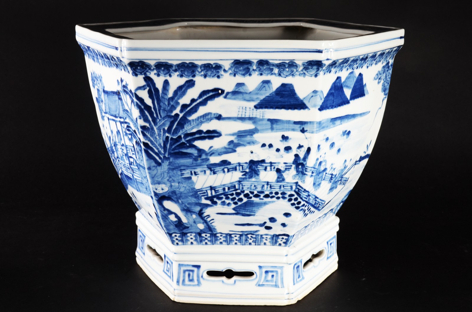 Cachepot de porcelana oriental azul e branca, feitio sextavado. - foto 1 de 8