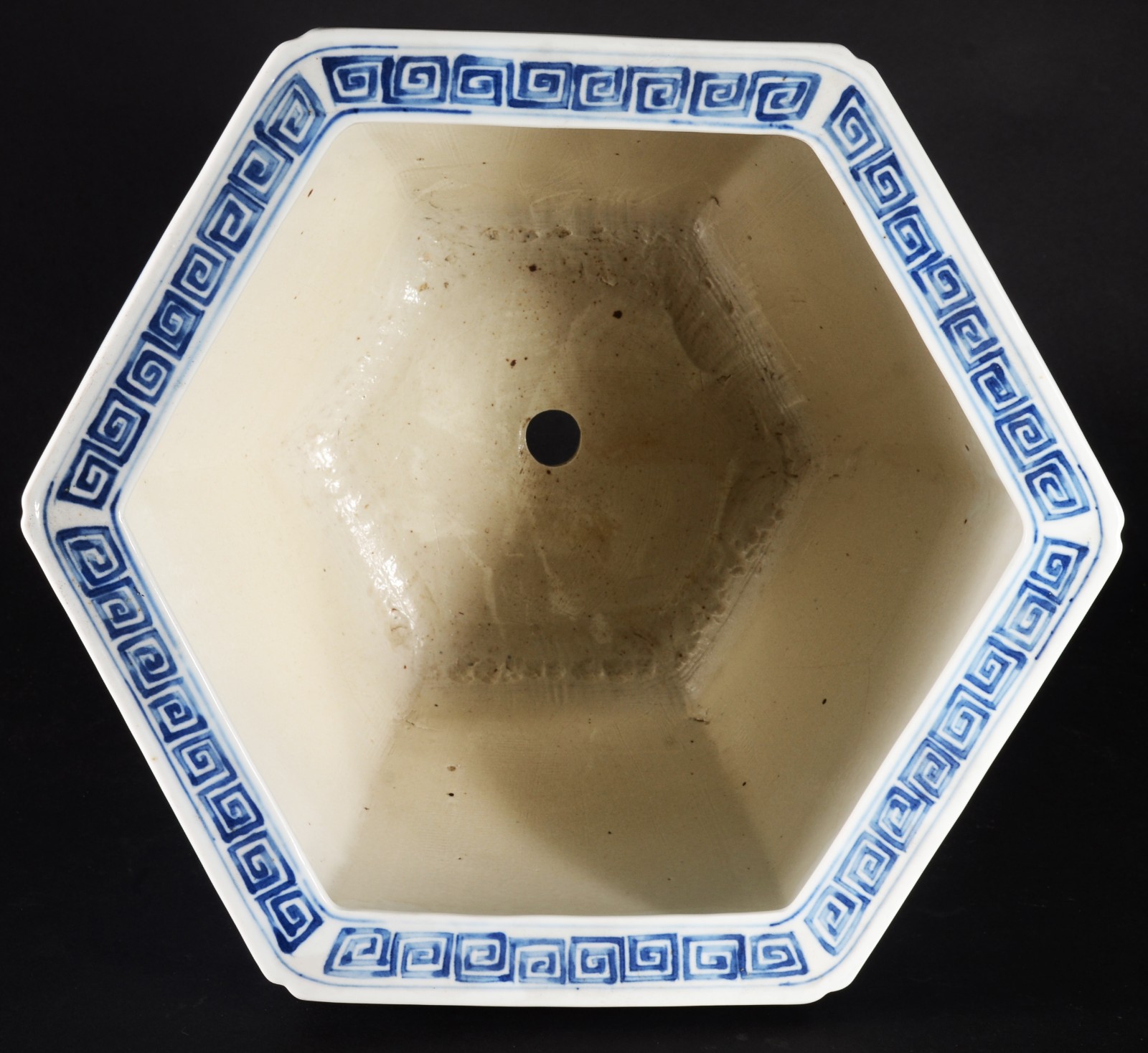 Cachepot de porcelana oriental azul e branca, feitio sextavado. - foto 2 de 8
