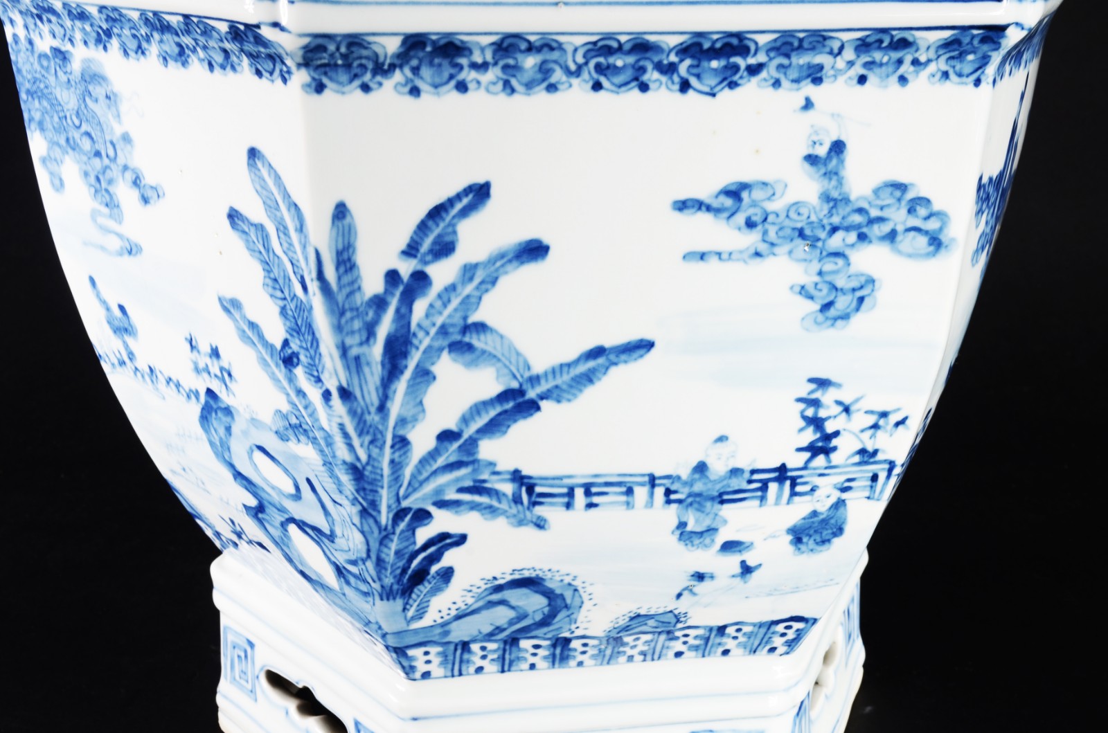 Cachepot de porcelana oriental azul e branca, feitio sextavado. - foto 4 de 8