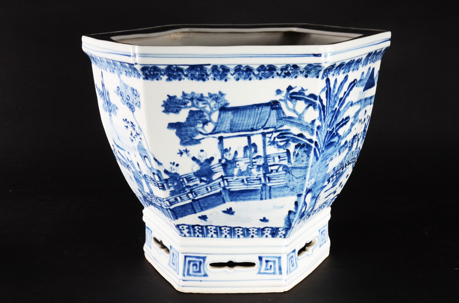 Cachepot de porcelana oriental azul e branca, feitio sextavado. - foto 5 de 8