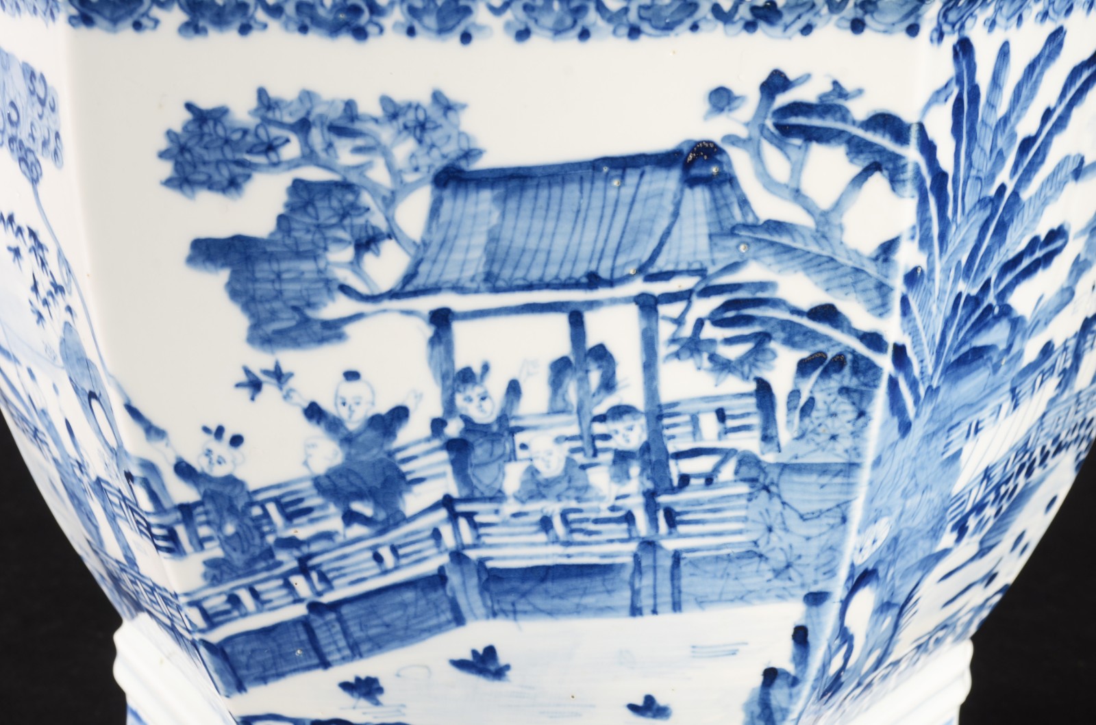 Cachepot de porcelana oriental azul e branca, feitio sextavado. - foto 6 de 8