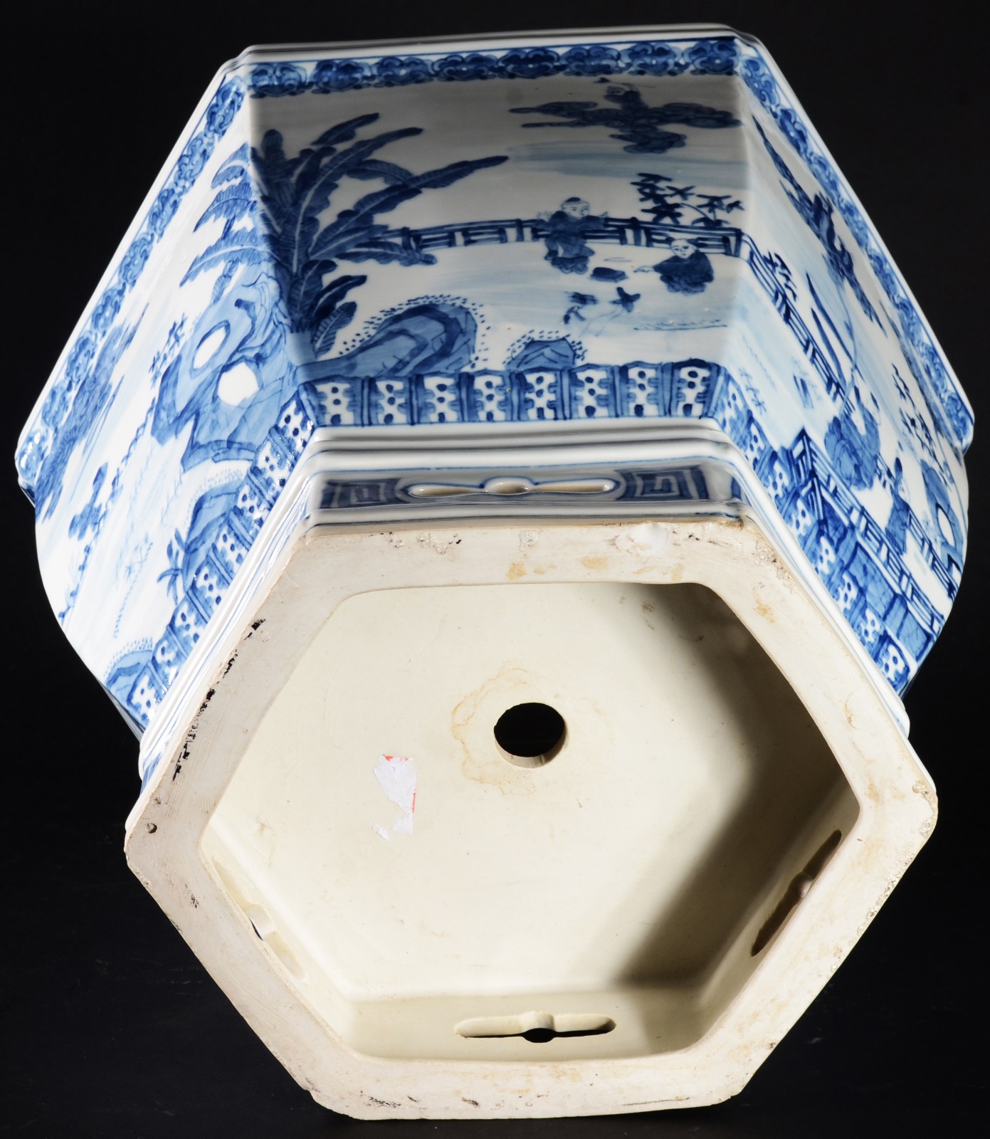 Cachepot de porcelana oriental azul e branca, feitio sextavado. - foto 7 de 8
