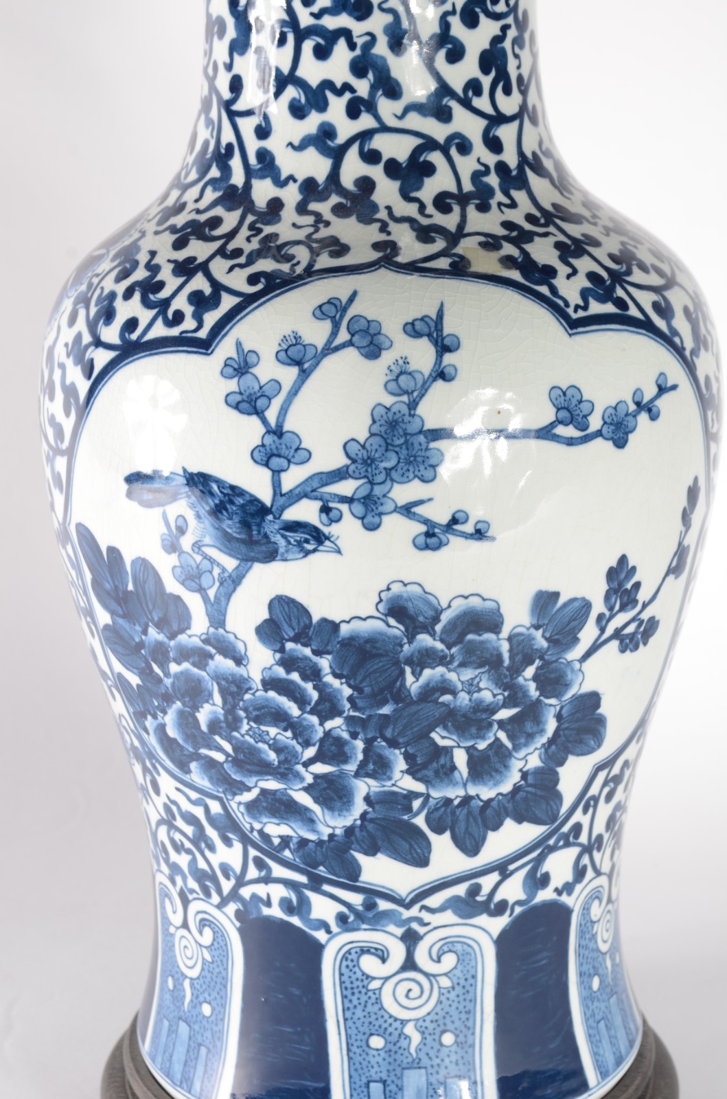Vaso de porcelana oriental azul e branco, decorada com pássaros e... - foto 2 de 7