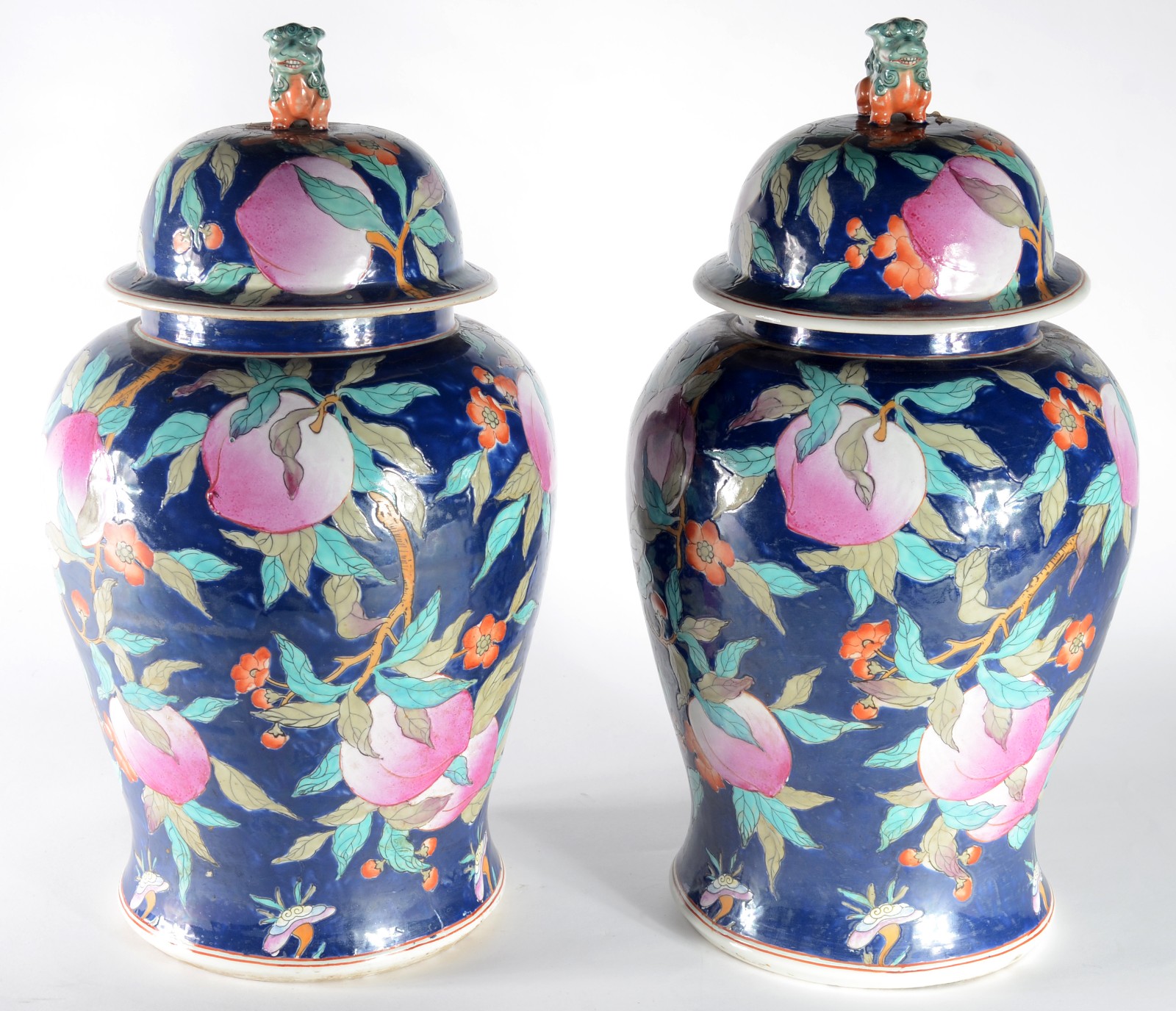 Par potiches de porcelana oriental, pegas da tampa feitio "cão de fó". - foto 1 de 9