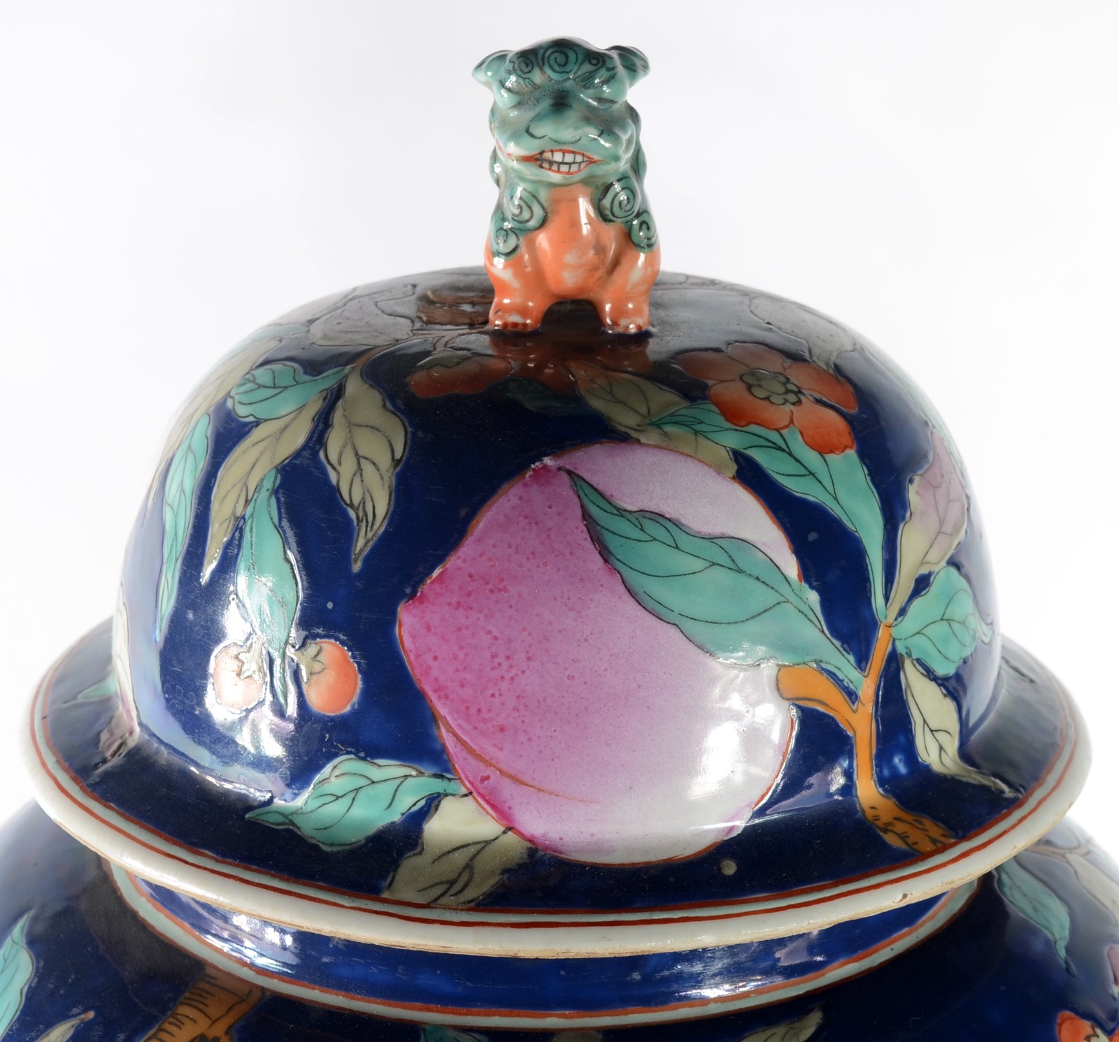 Par potiches de porcelana oriental, pegas da tampa feitio "cão de fó". - foto 2 de 9