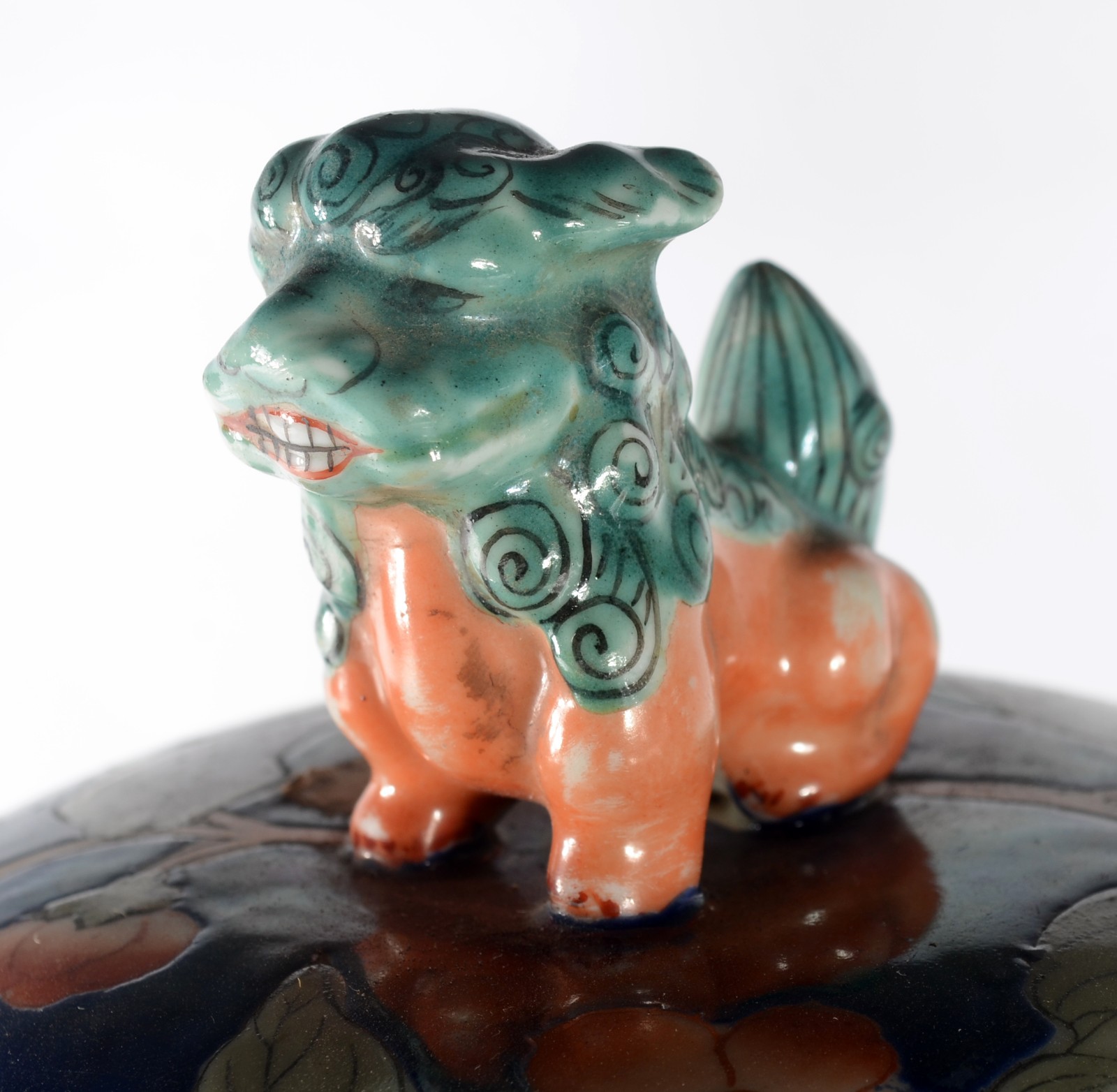 Par potiches de porcelana oriental, pegas da tampa feitio "cão de fó". - foto 3 de 9