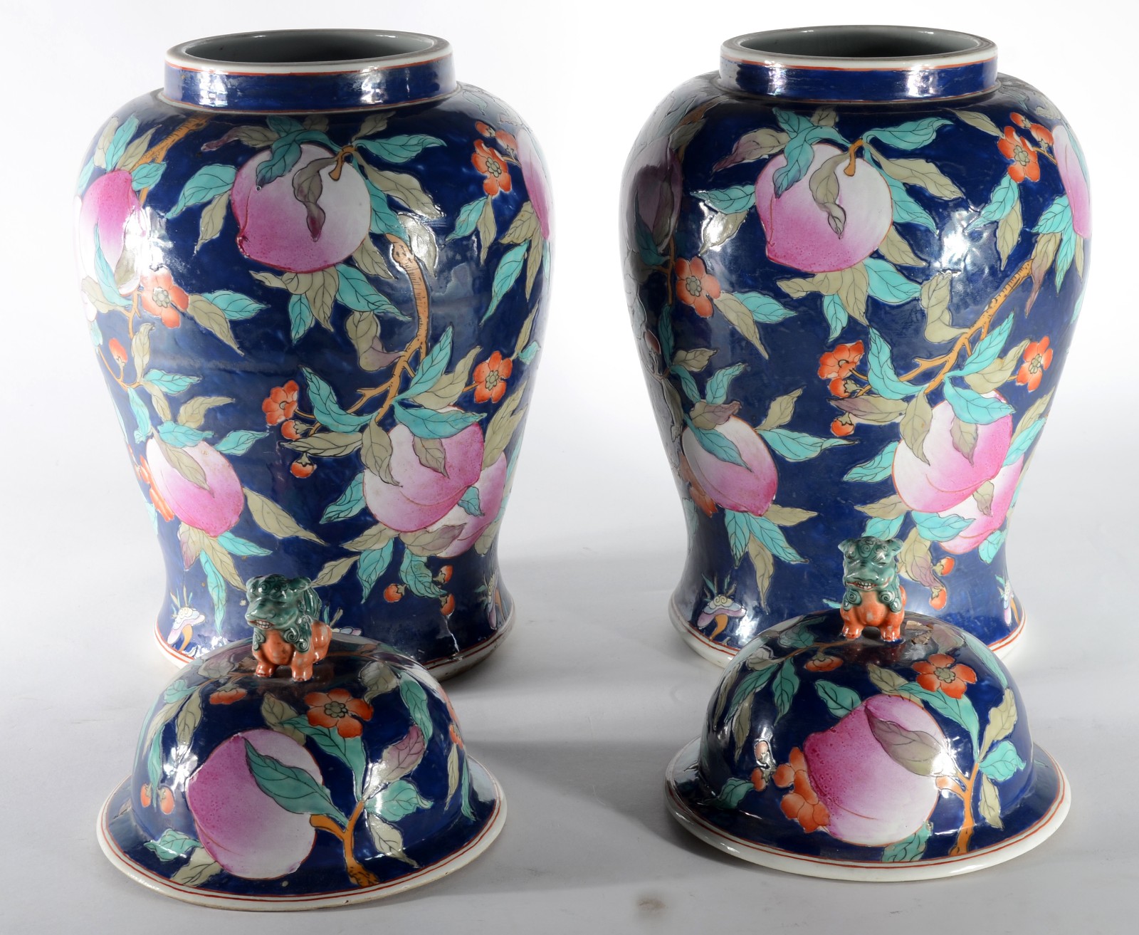Par potiches de porcelana oriental, pegas da tampa feitio "cão de fó". - foto 4 de 9