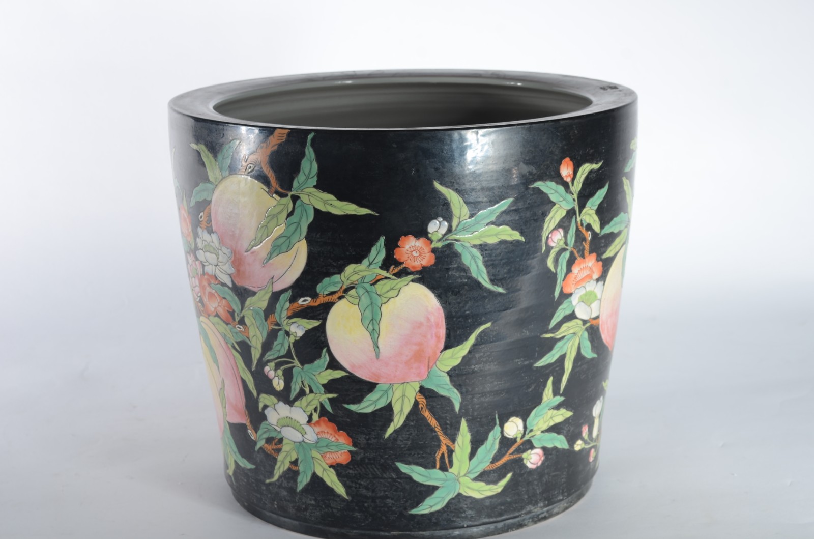 Cachepot de porcelana oriental, decorado com frutos e folhagens em... - foto 2 de 5