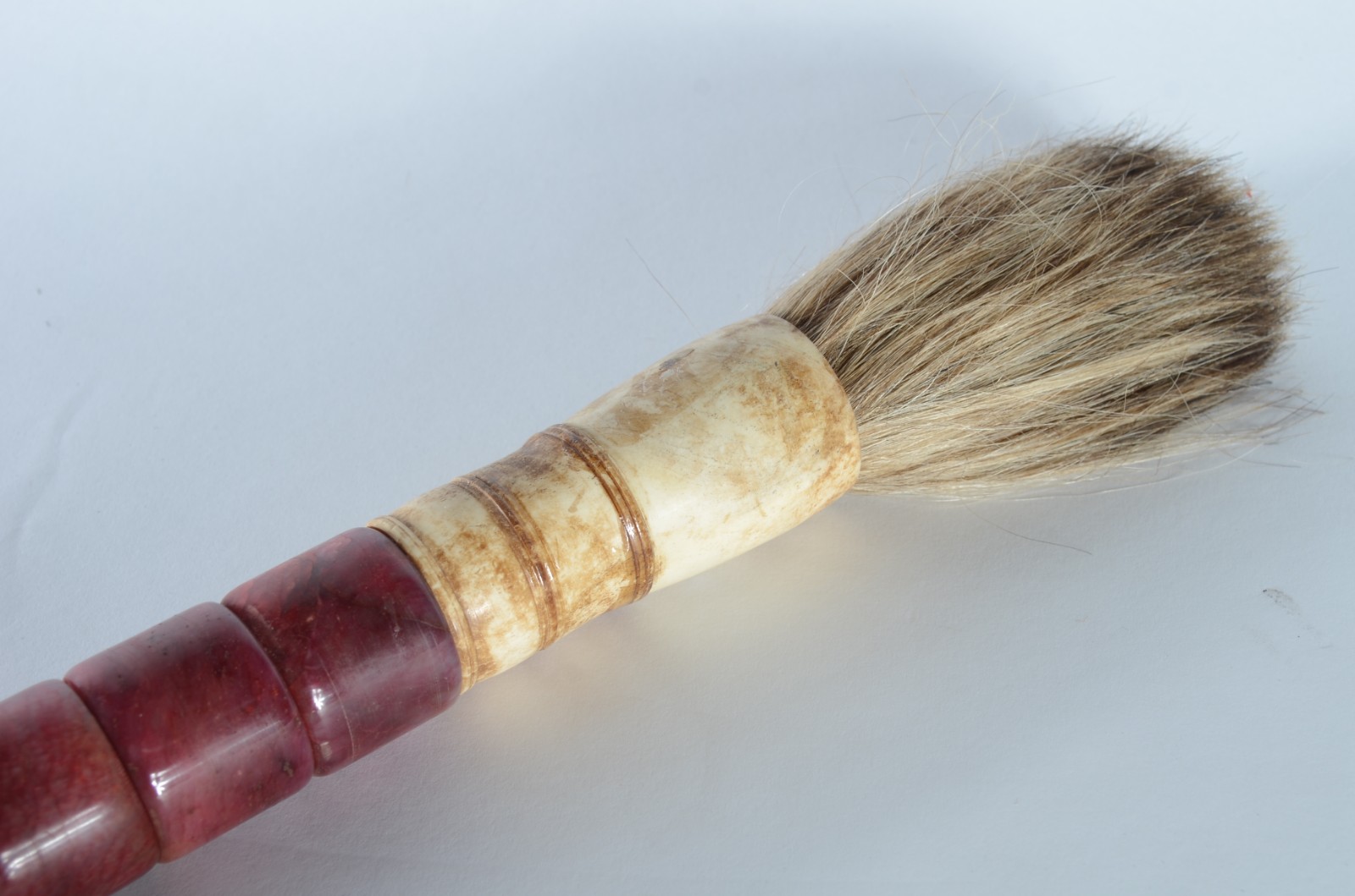 Pincel oriental decorativo com cabo de osso trabalhado. - foto 6 de 6