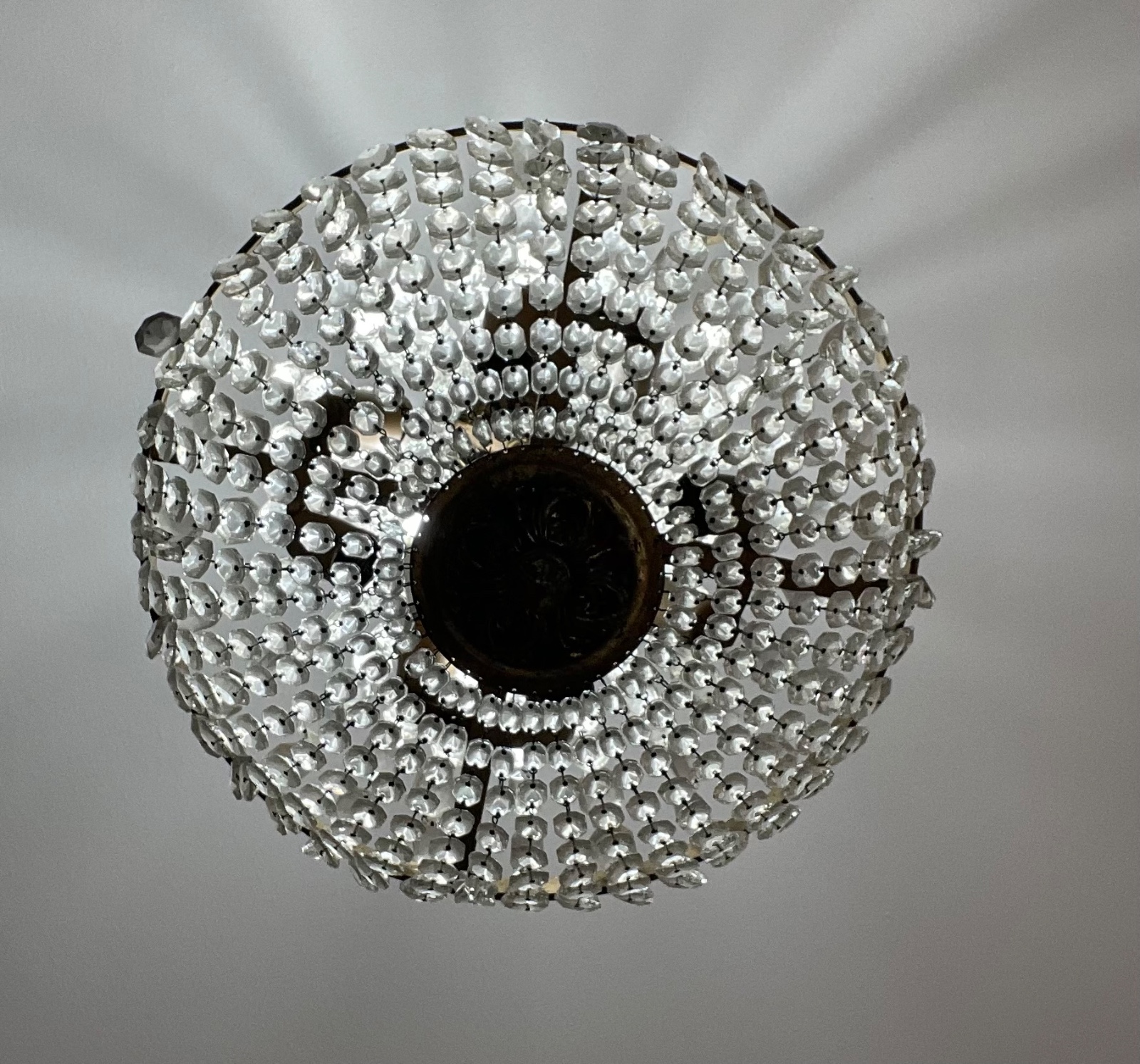 Lustre estilo Império de metal e contas de cristal lapidado. - foto 3 de 5