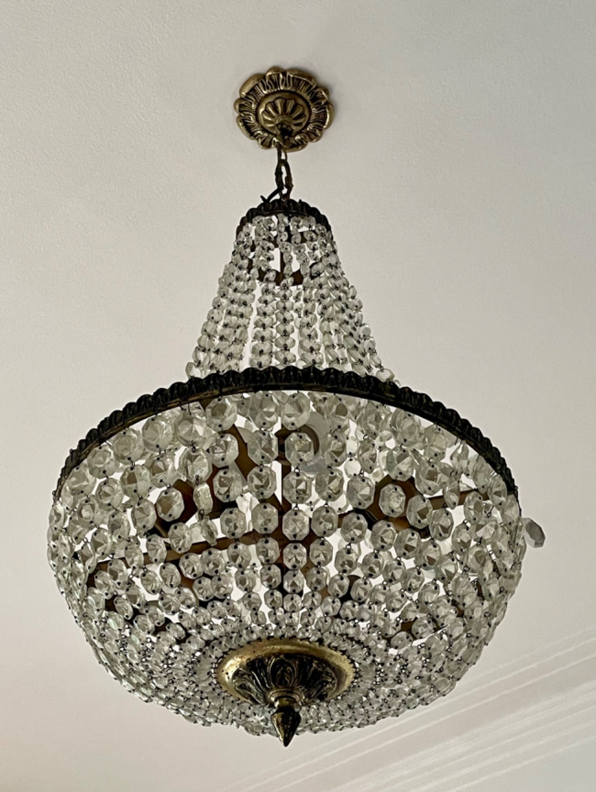 Lustre estilo Império de metal e contas de cristal lapidado. - foto 4 de 5