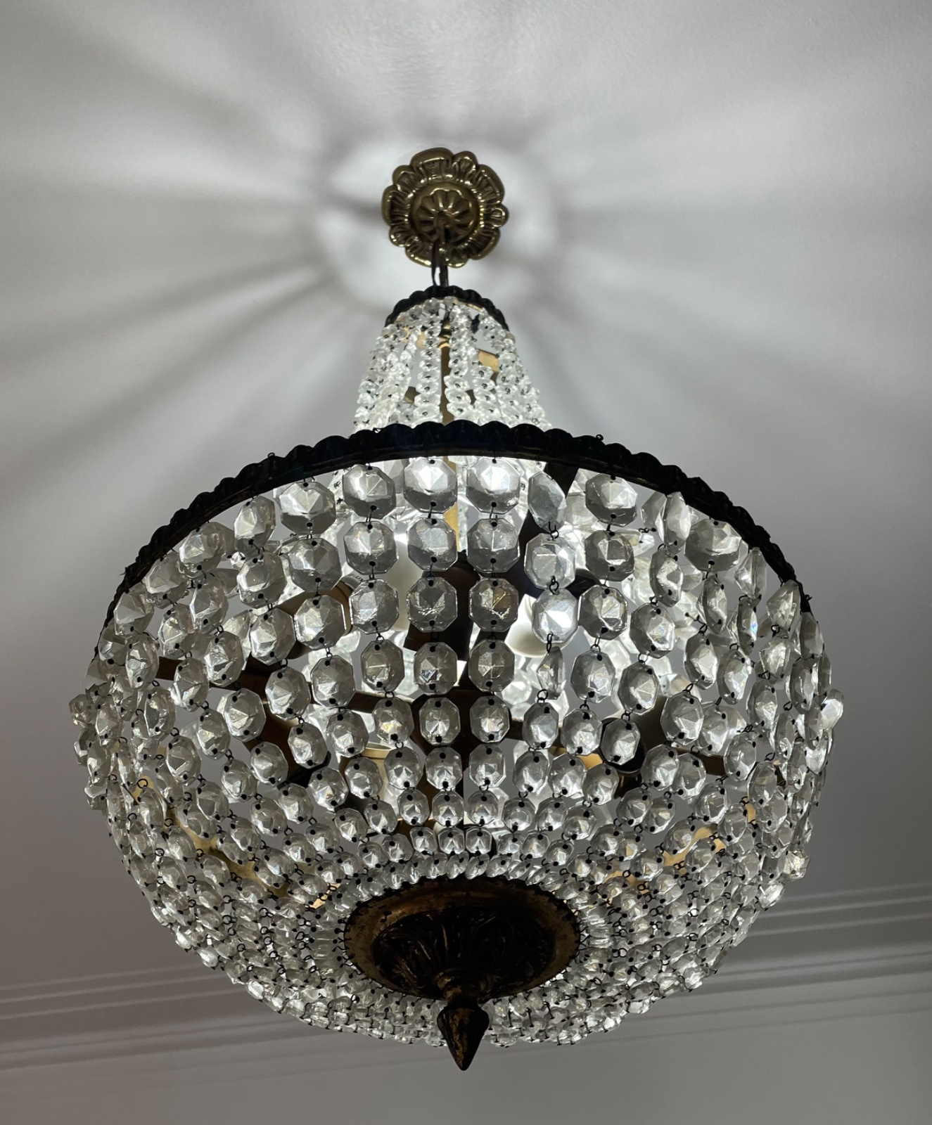 Lustre estilo Império de metal e contas de cristal lapidado. - foto 5 de 5