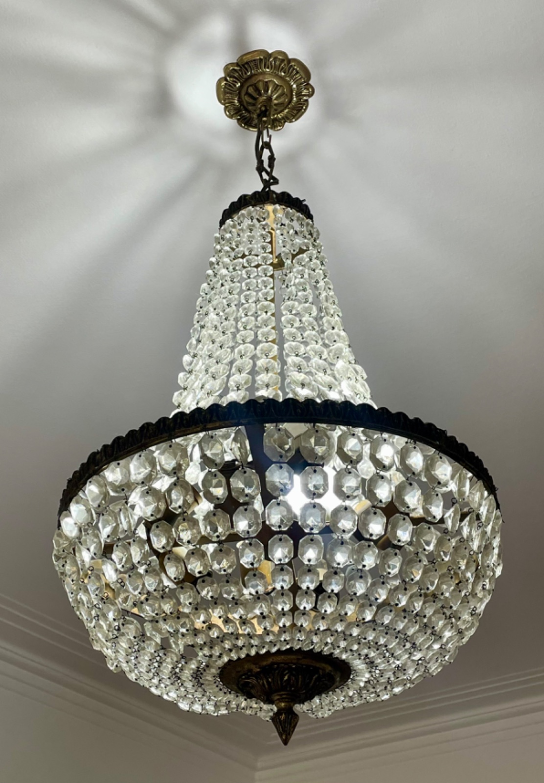 Lustre estilo Império de metal e contas de cristal lapidado. - foto 1 de 5