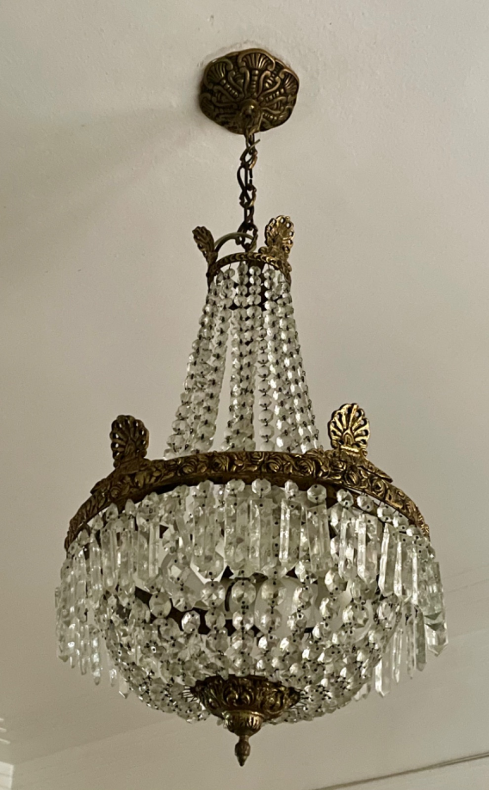 Lustre estilo Império de metal e contas de cristal lapidado. - foto 1 de 8