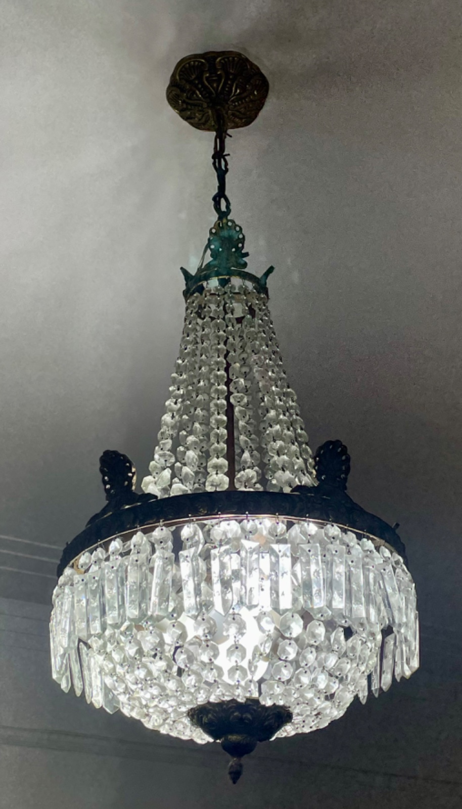 Lustre estilo Império de metal e contas de cristal lapidado. - foto 2 de 8