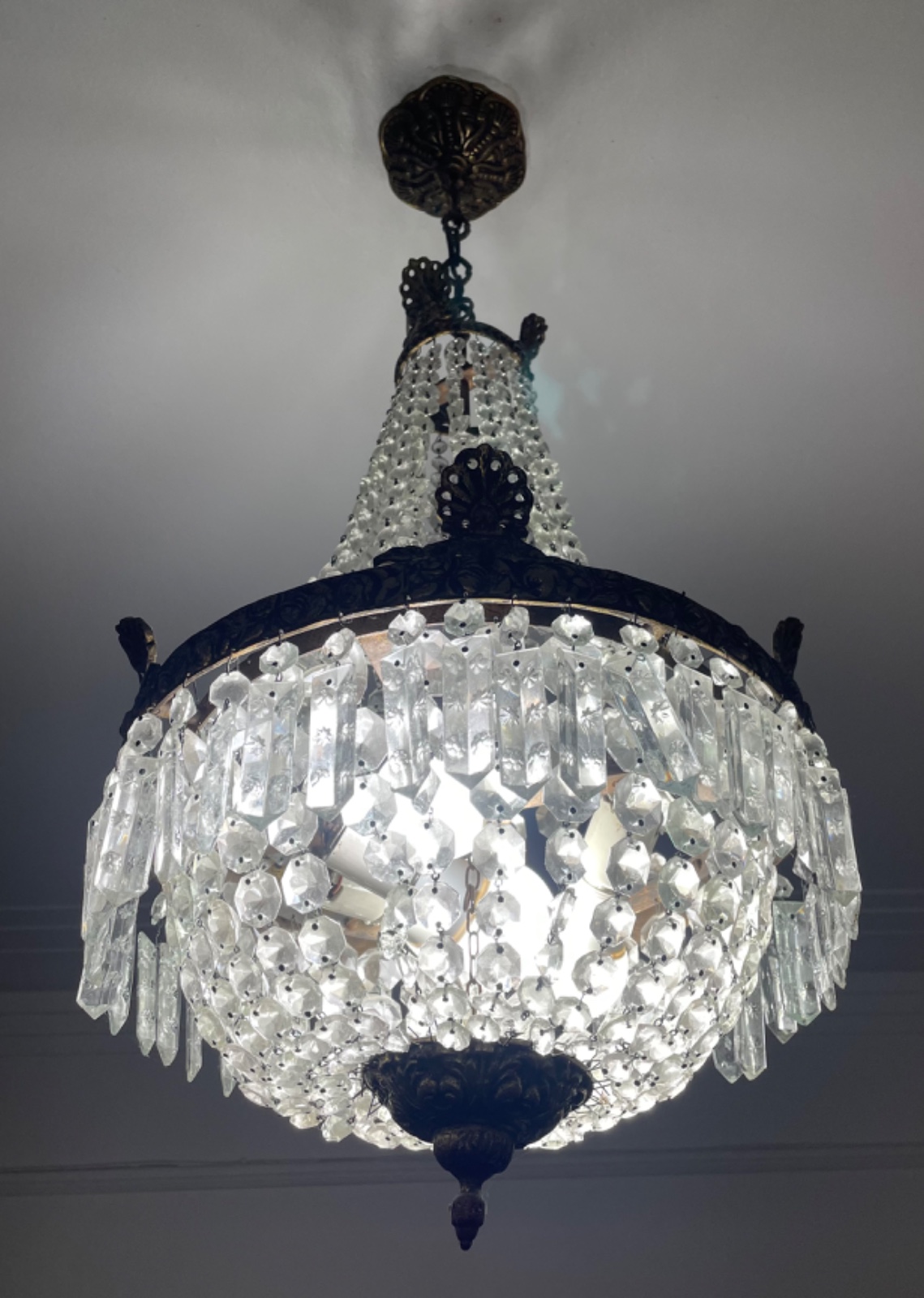 Lustre estilo Império de metal e contas de cristal lapidado. - foto 3 de 8