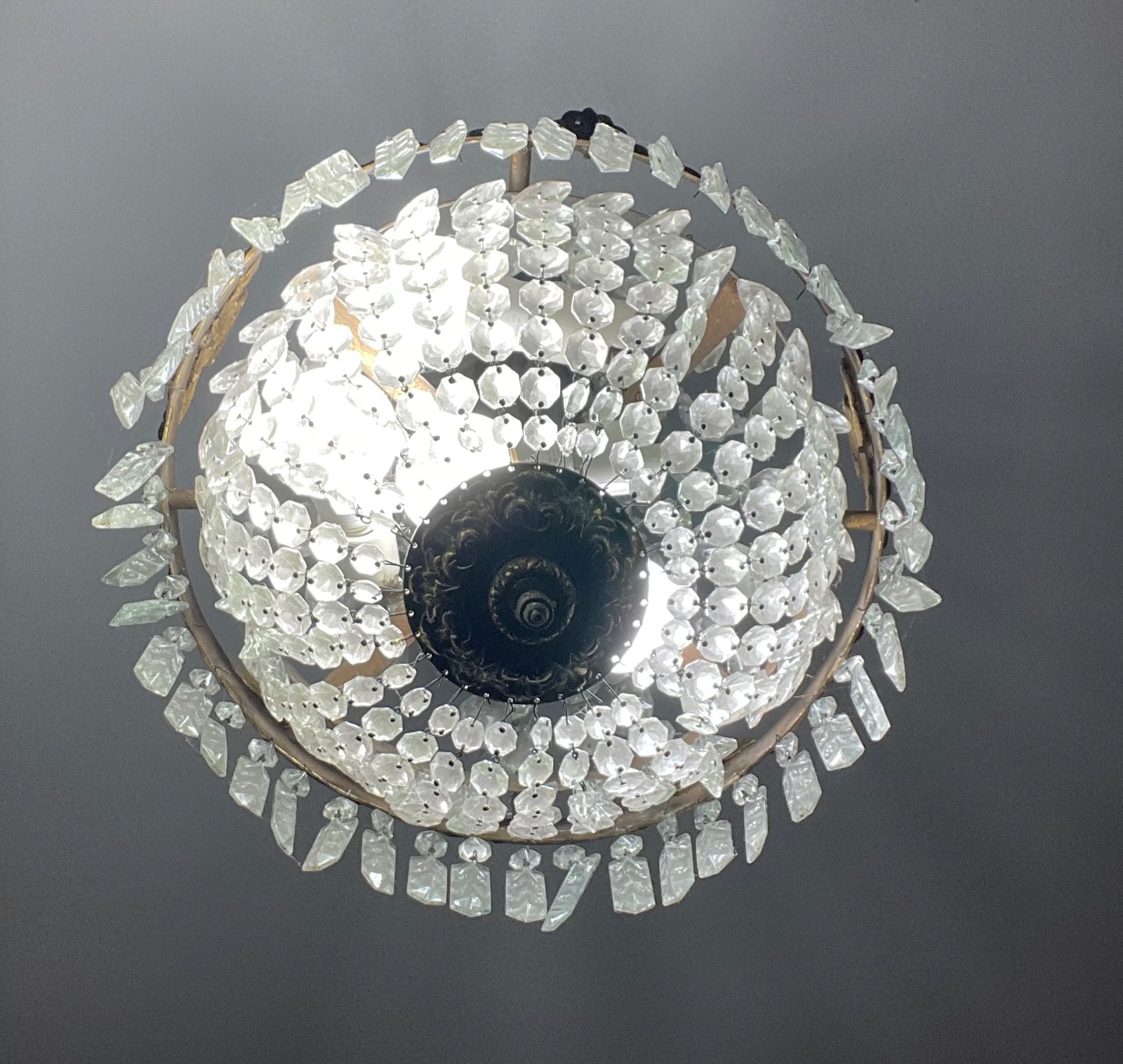 Lustre estilo Império de metal e contas de cristal lapidado. - foto 4 de 8