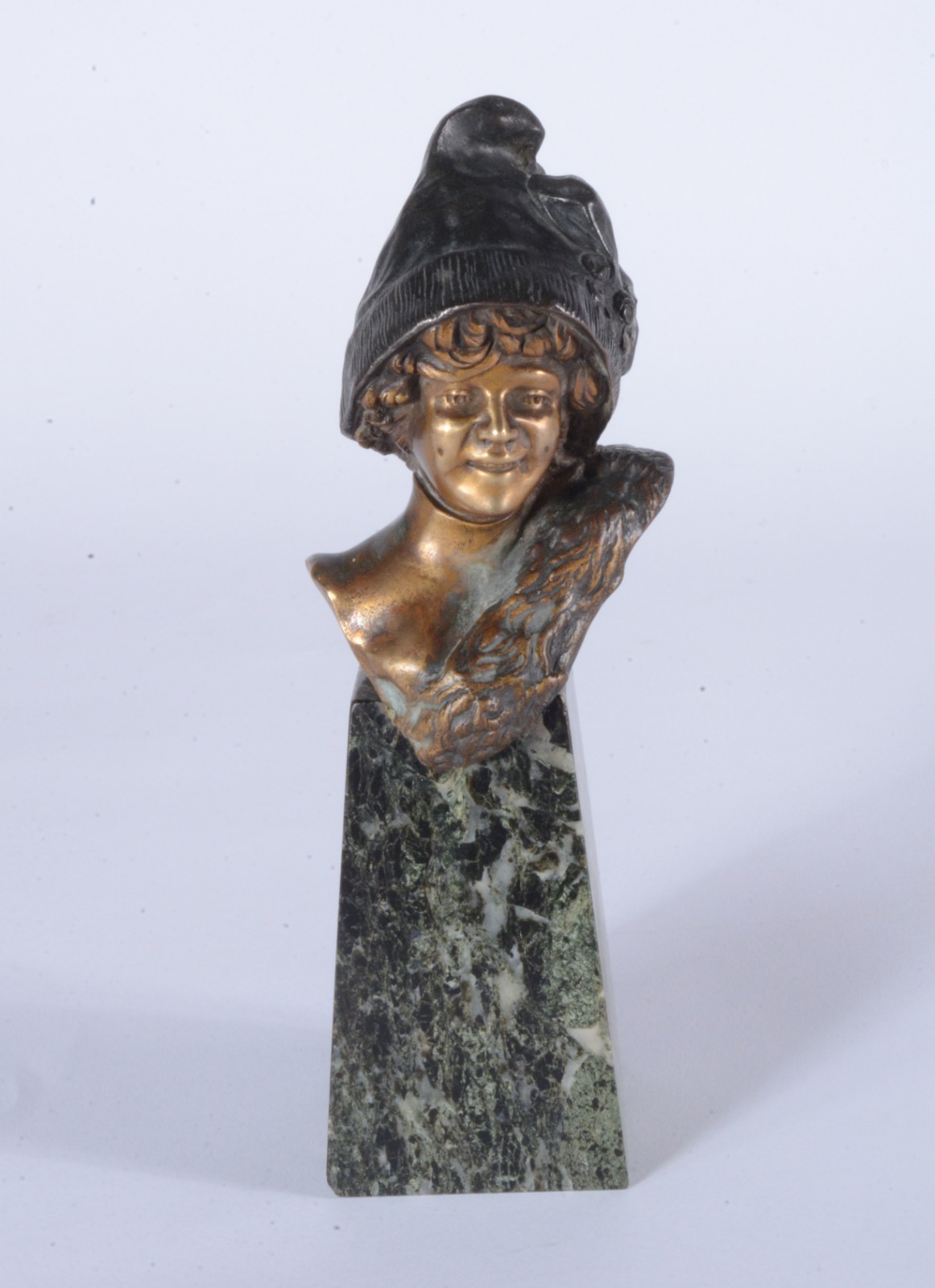 Busto em petit bronze representando figura feminina sobre mármore... - foto 1 de 8