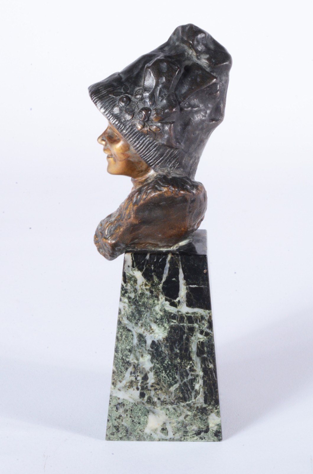 Busto em petit bronze representando figura feminina sobre mármore... - foto 4 de 8