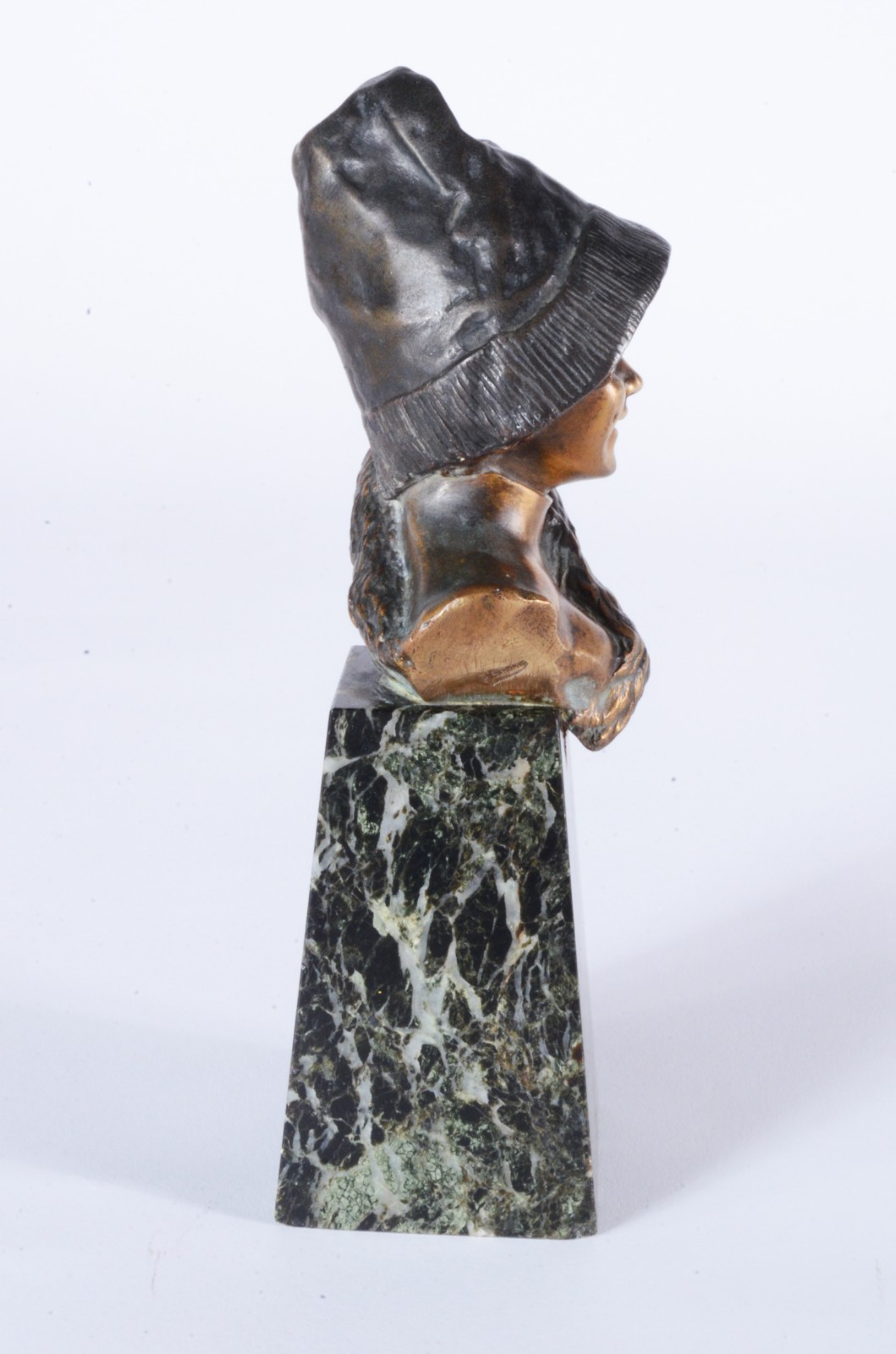 Busto em petit bronze representando figura feminina sobre mármore... - foto 6 de 8