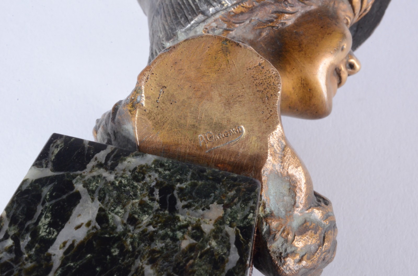 Busto em petit bronze representando figura feminina sobre mármore... - foto 8 de 8