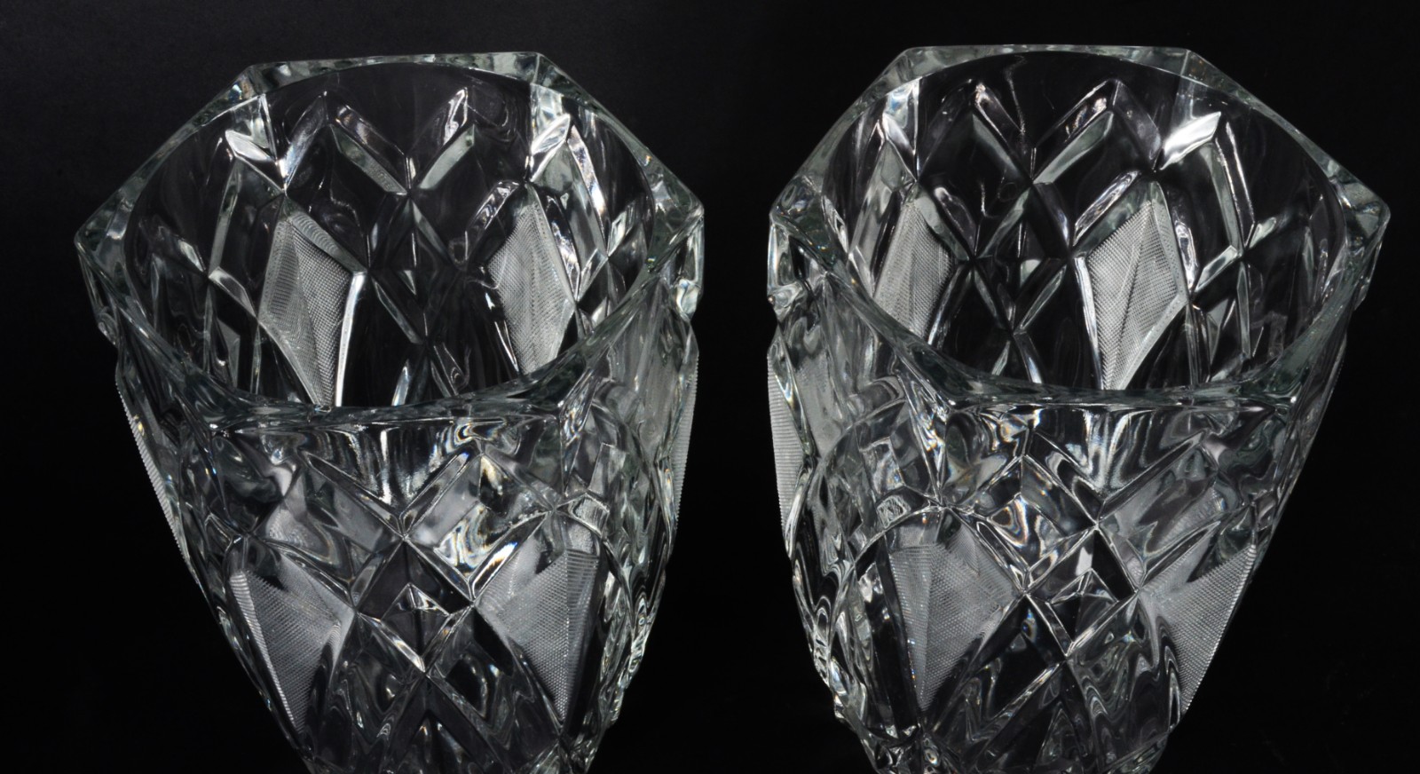 Tres peças de cristal lapidado, sendo: par de vasos franceses; e... - foto 6 de 10