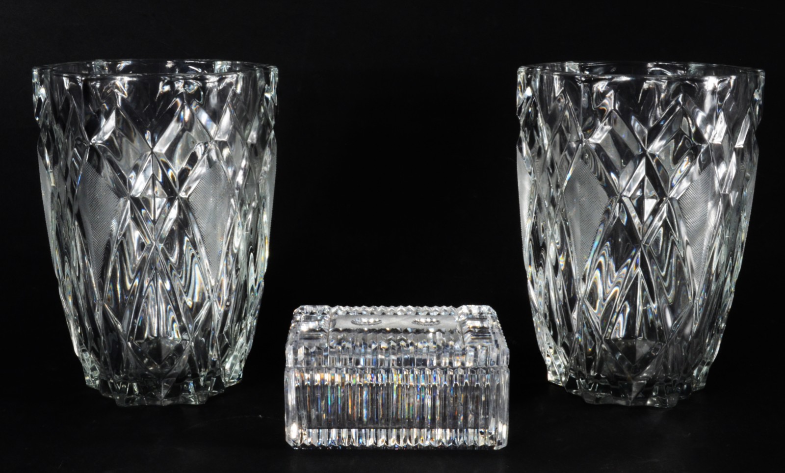 Tres peças de cristal lapidado, sendo: par de vasos franceses; e... - foto 1 de 10