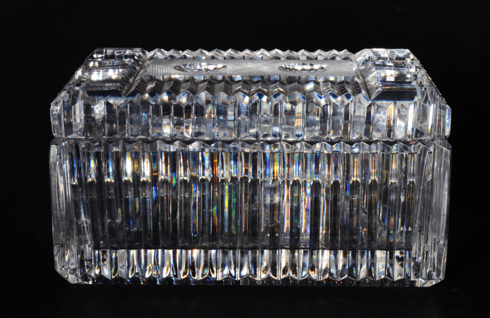 Tres peças de cristal lapidado, sendo: par de vasos franceses; e... - foto 8 de 10
