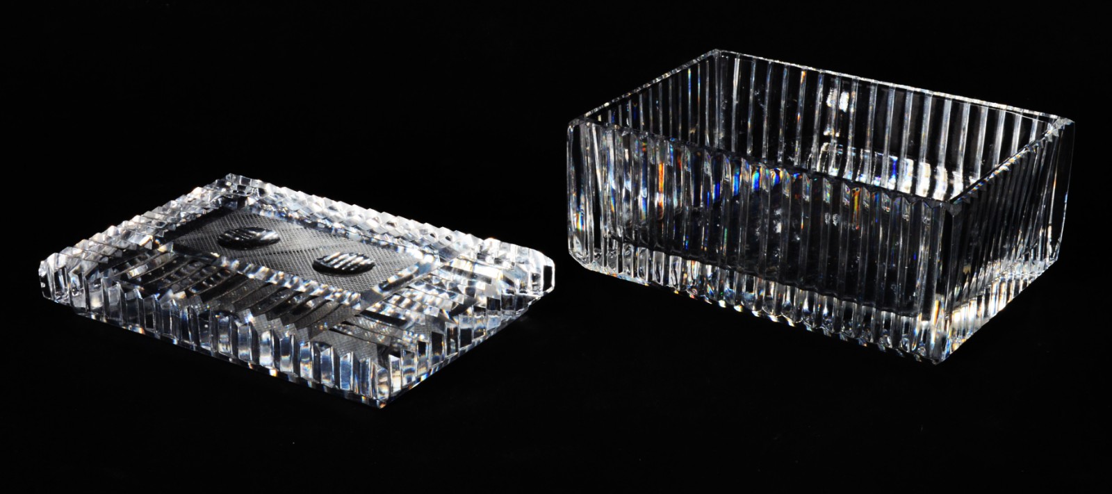 Tres peças de cristal lapidado, sendo: par de vasos franceses; e... - foto 9 de 10