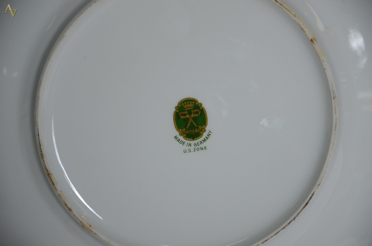 Três peças, sendo cachepot de faiança (diâmetro 25 cm e altura 21 cm... - foto 2 de 2