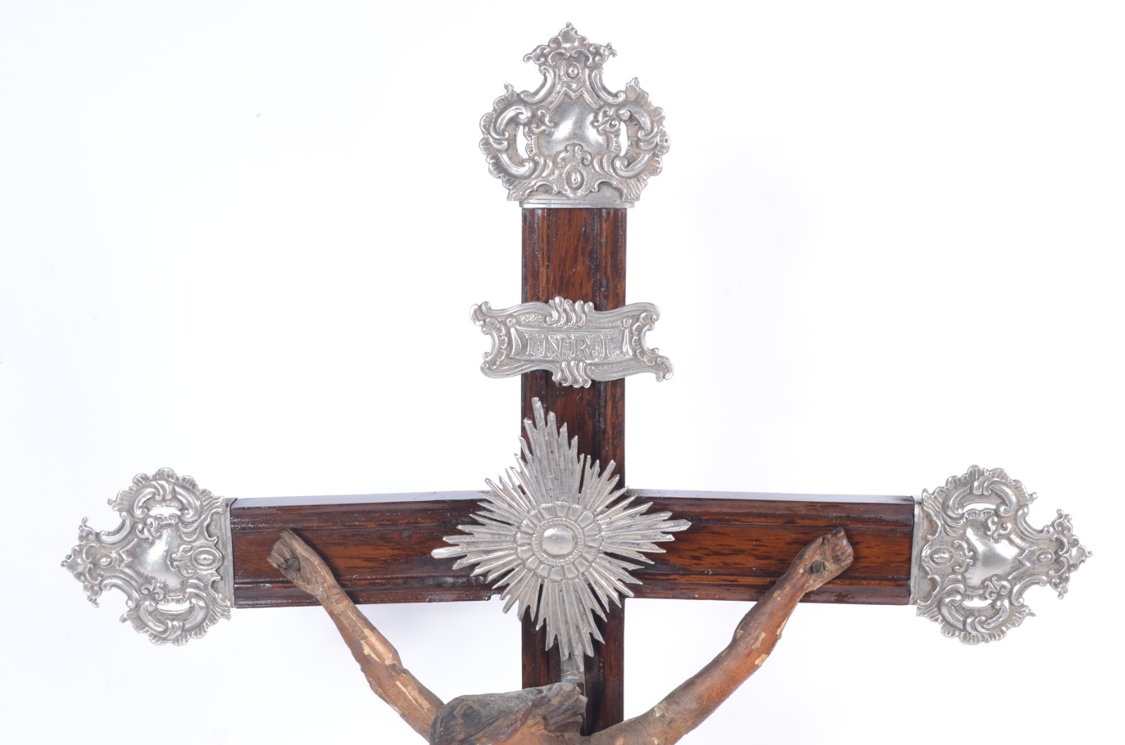Crucifixo com figura de Cristo esculpida em madeira, policromia e... - foto 2 de 4