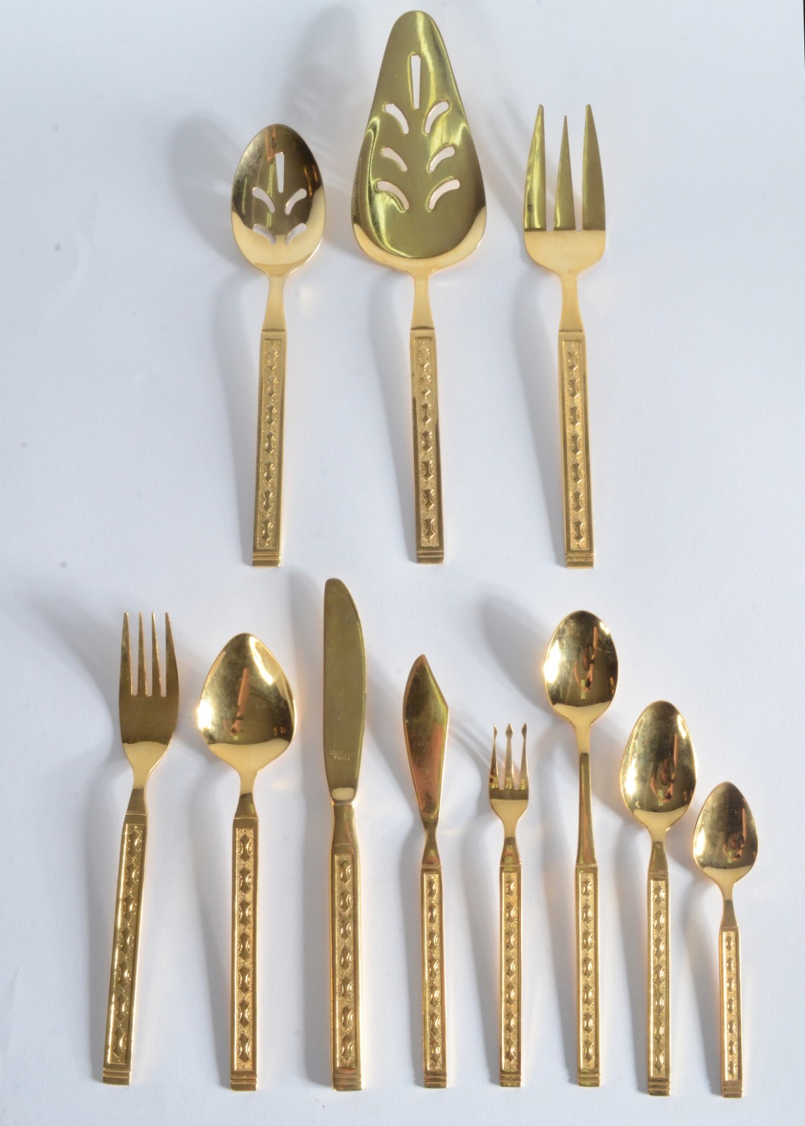 Faqueiro de metal dourado, composto de:12 colheres, 12 garfos, 12... - foto 1 de 6