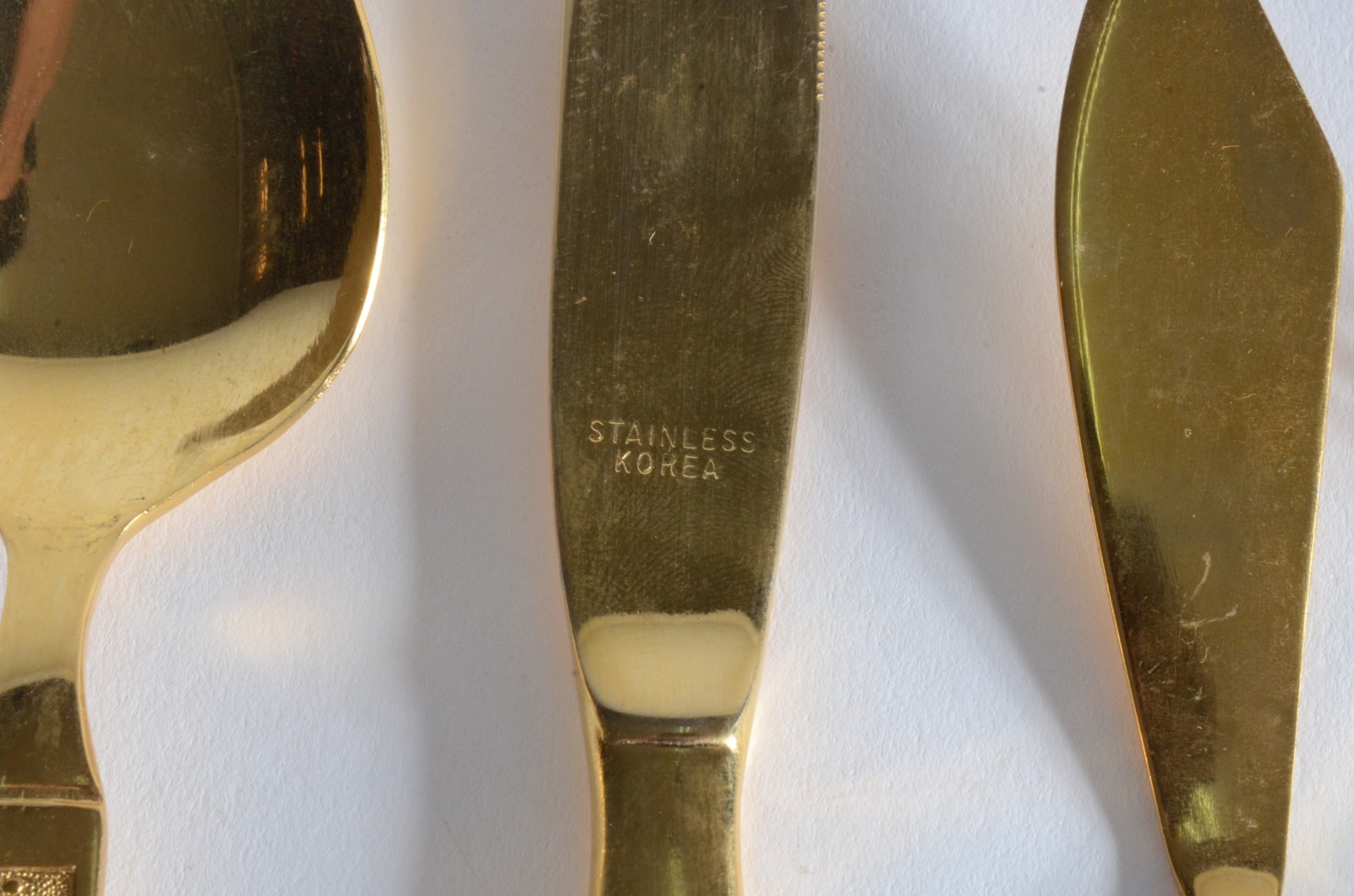 Faqueiro de metal dourado, composto de:12 colheres, 12 garfos, 12... - foto 2 de 6