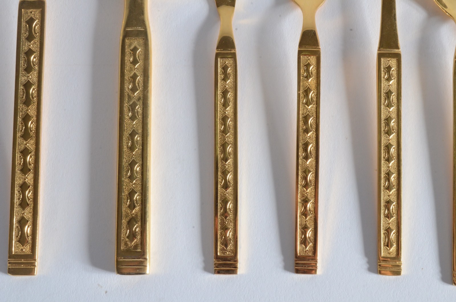 Faqueiro de metal dourado, composto de:12 colheres, 12 garfos, 12... - foto 3 de 6