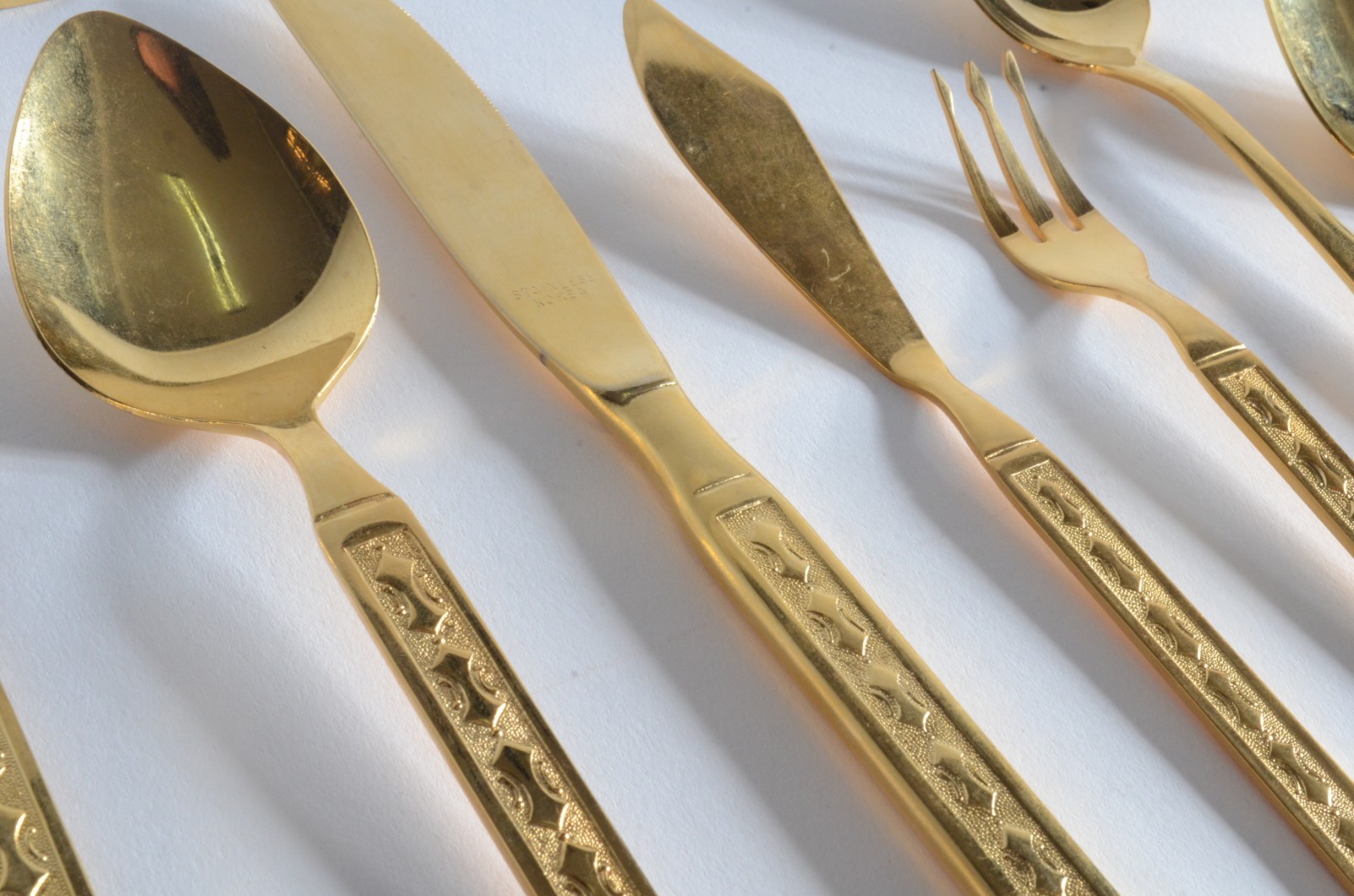 Faqueiro de metal dourado, composto de:12 colheres, 12 garfos, 12... - foto 4 de 6