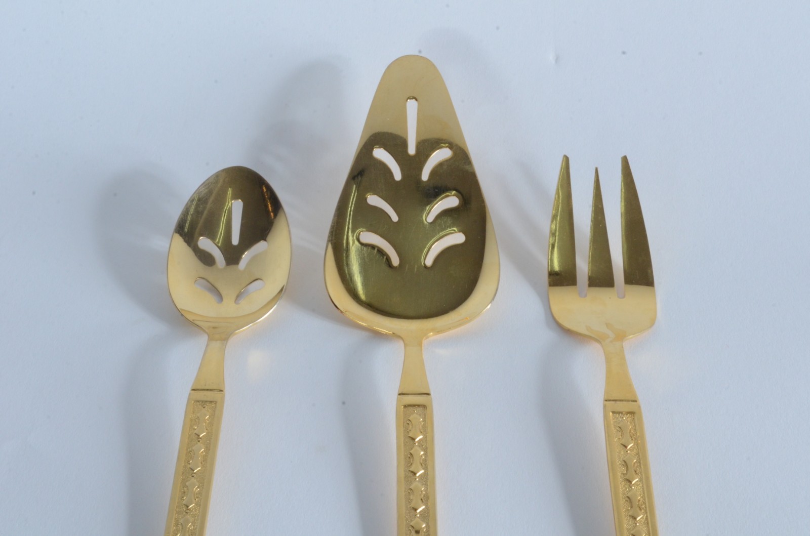 Faqueiro de metal dourado, composto de:12 colheres, 12 garfos, 12... - foto 5 de 6