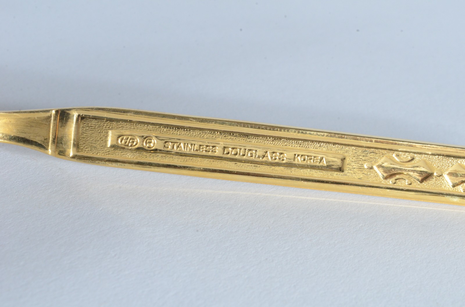Faqueiro de metal dourado, composto de:12 colheres, 12 garfos, 12... - foto 6 de 6