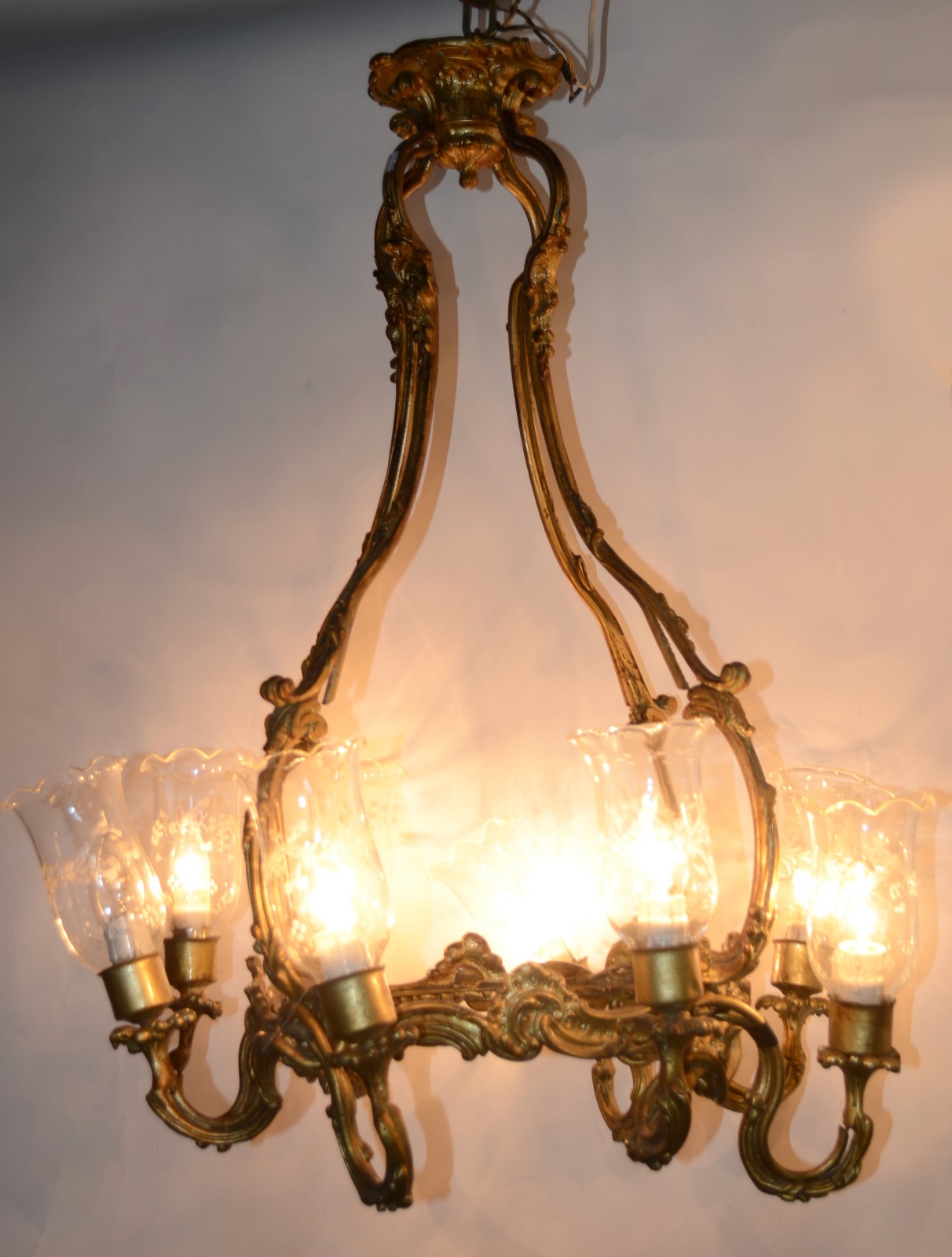 Lustre de metal dourado para 8 luzes com mangas lavradas. Dois braços... - foto 1 de 5